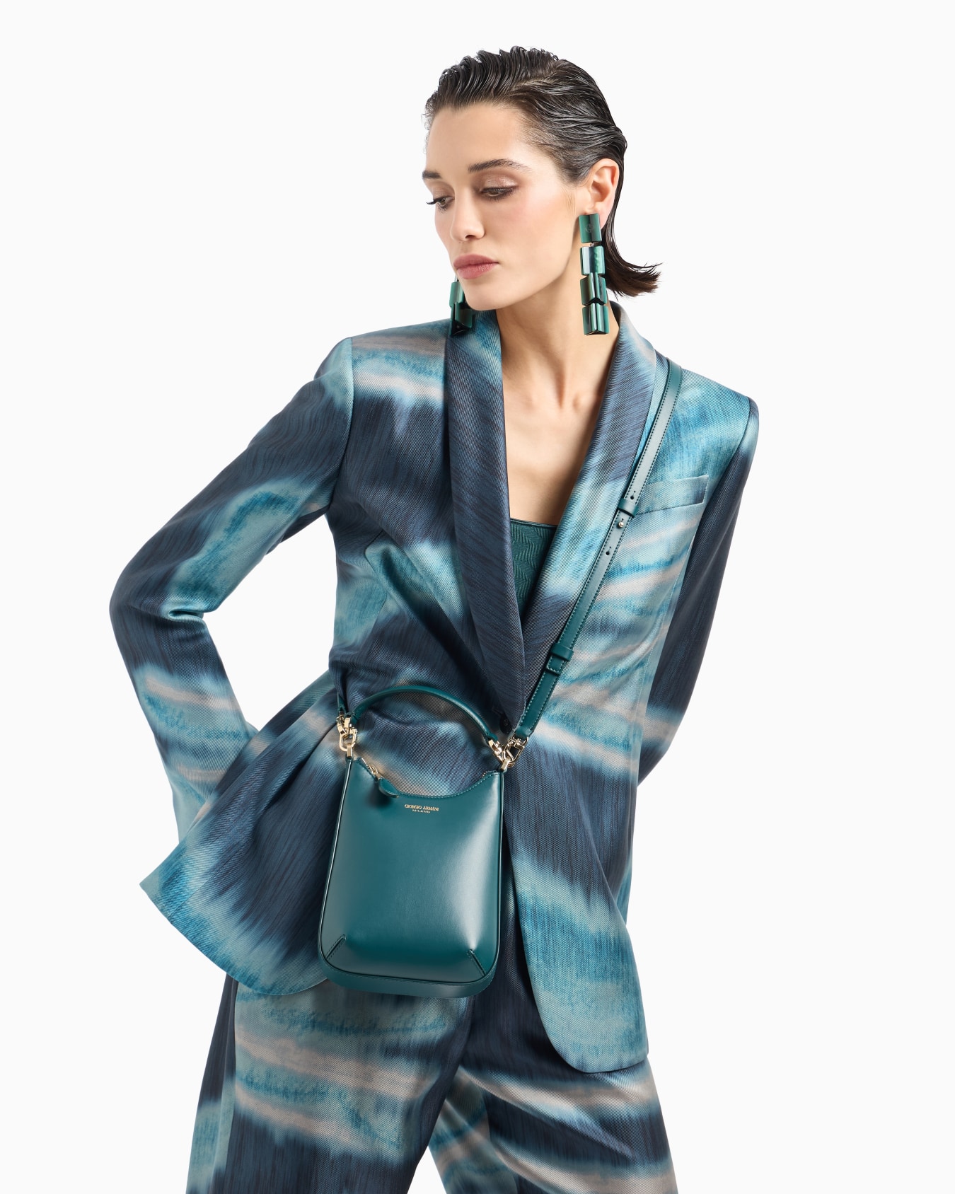 스몰 라 프리마 가죽 호보백 슬라이드 6