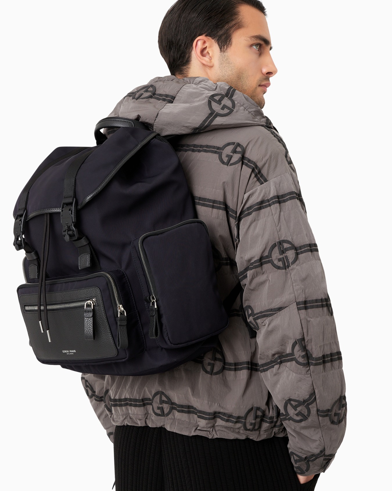 Rucksack aus recyceltem Nylon und genarbtem Leder Folie 6
