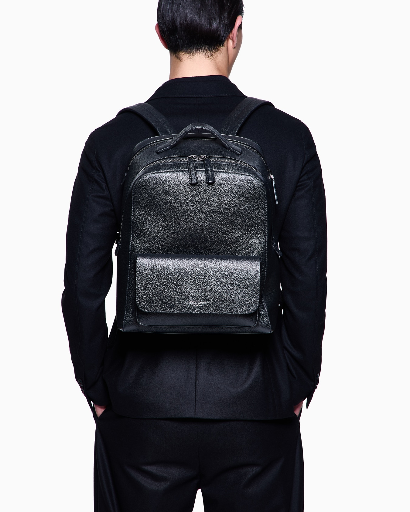 Round leather backpack Slide 5