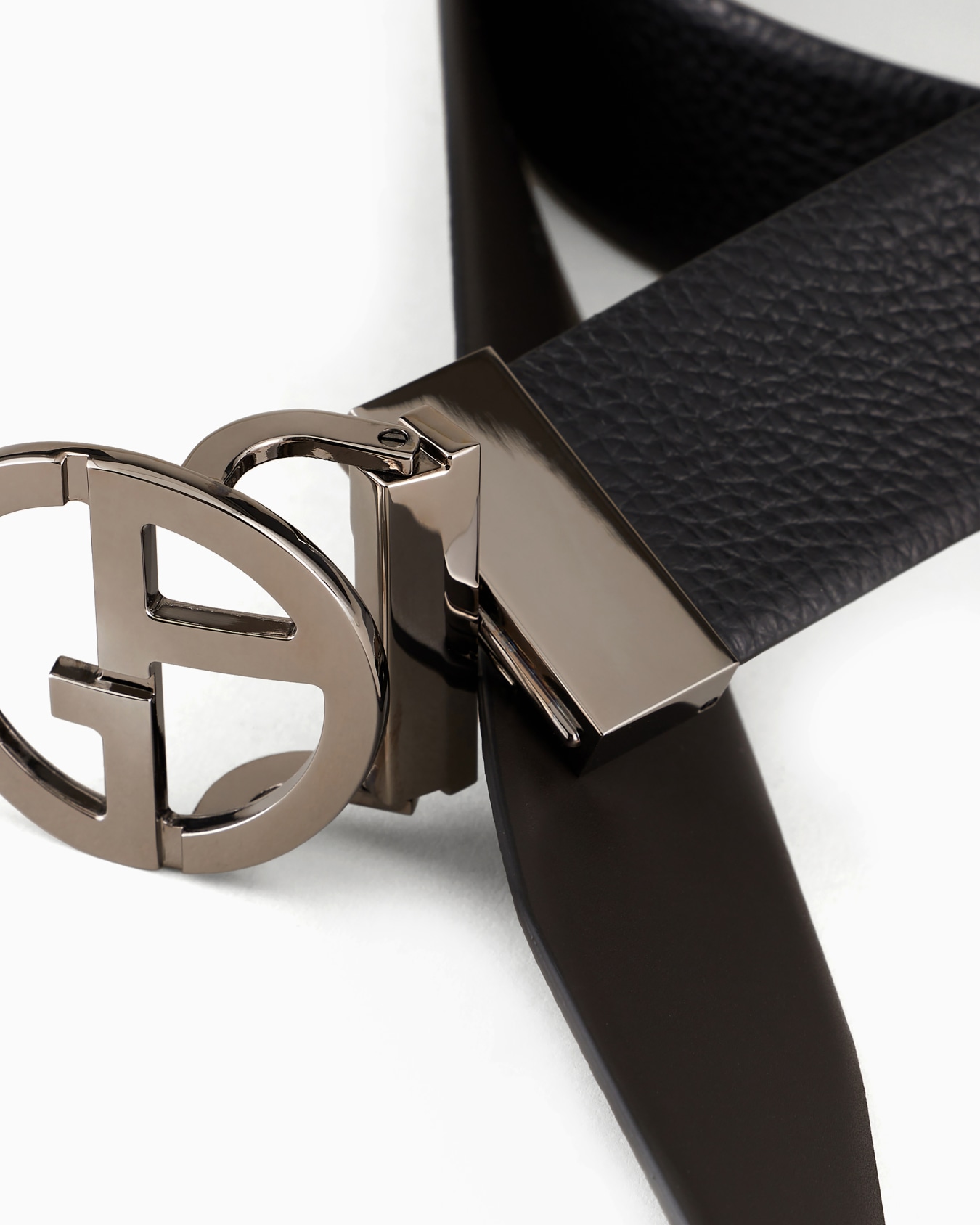 Reversible belt in smooth and pebbled leather Slide 1