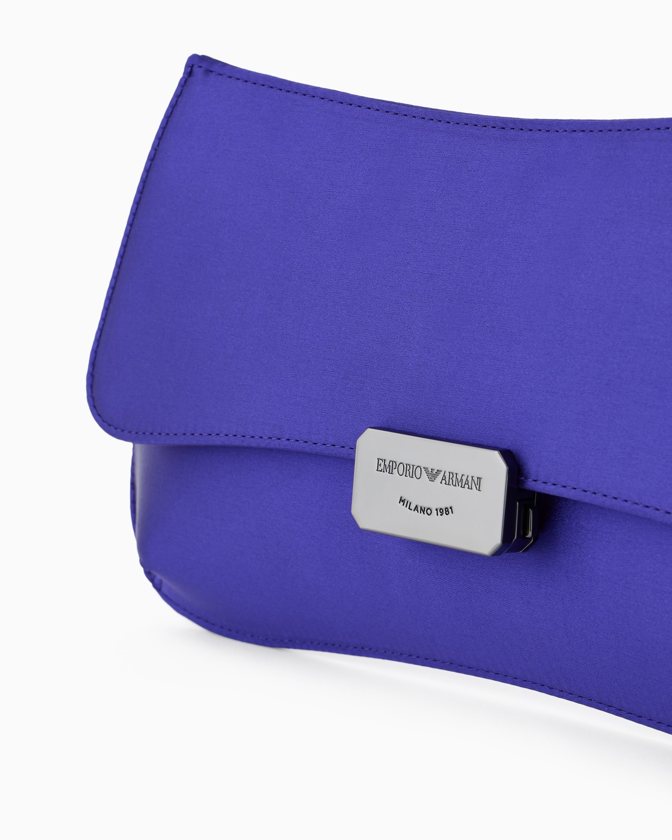 Satin clutch bag with chain strap Slide 4