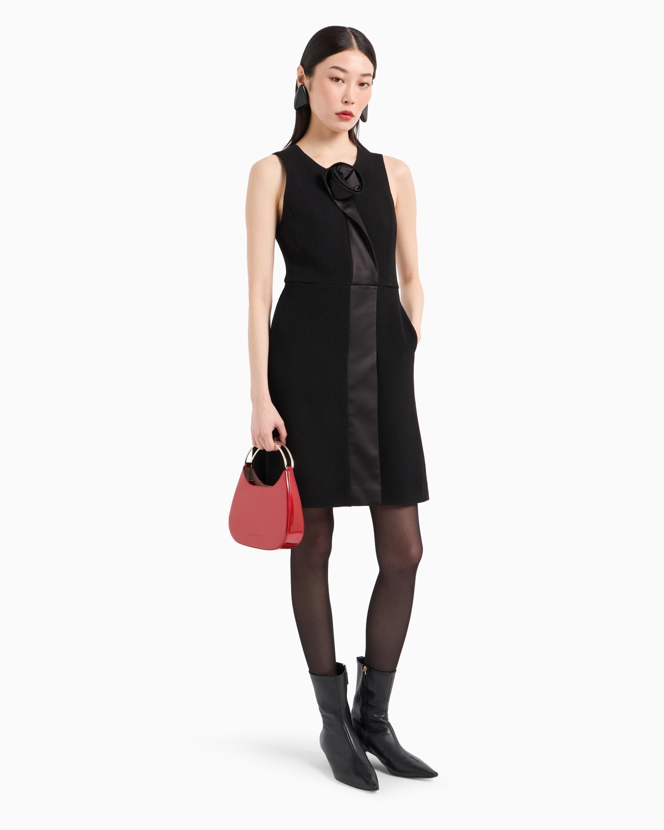 Borsa hobo piccola in vernice con manico logato in metallo Slide 6