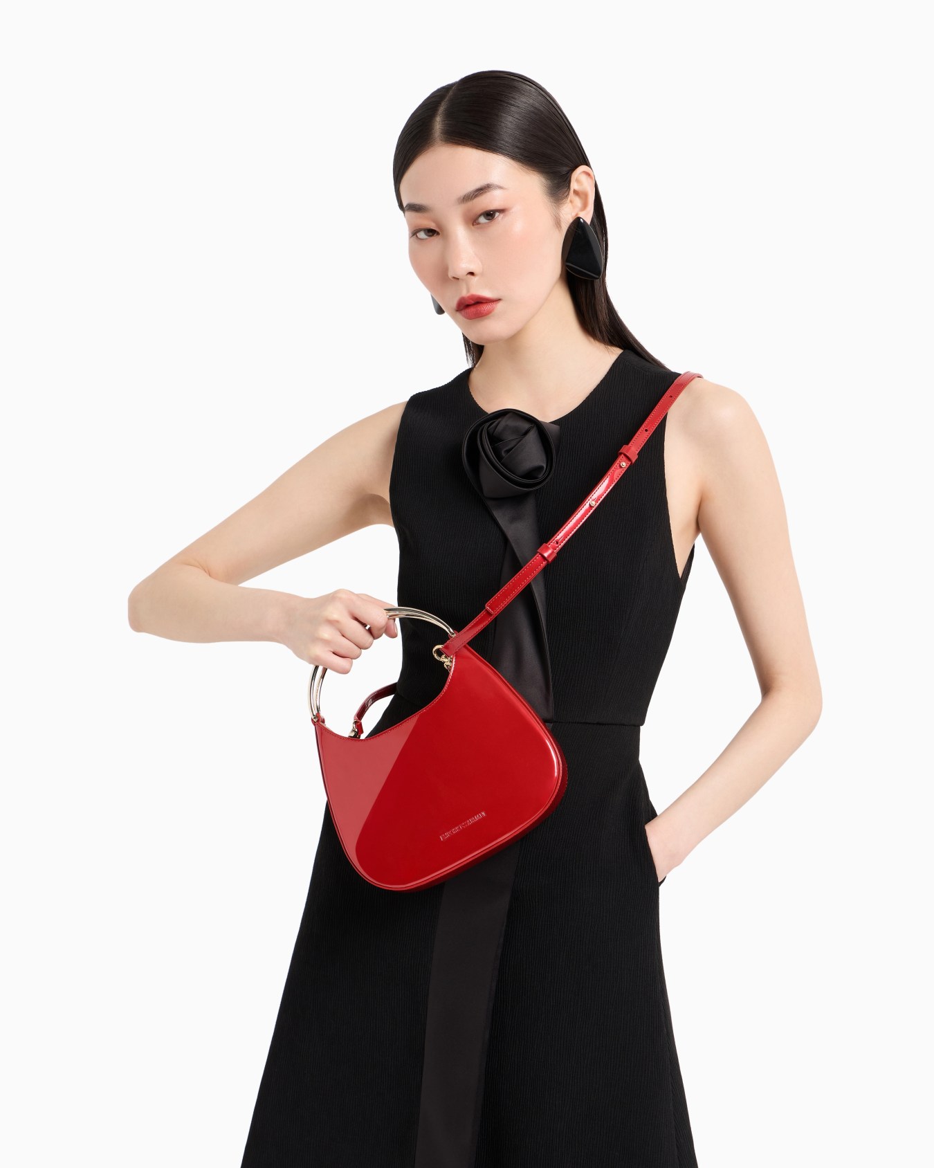 Borsa hobo piccola in vernice con manico logato in metallo Slide 7