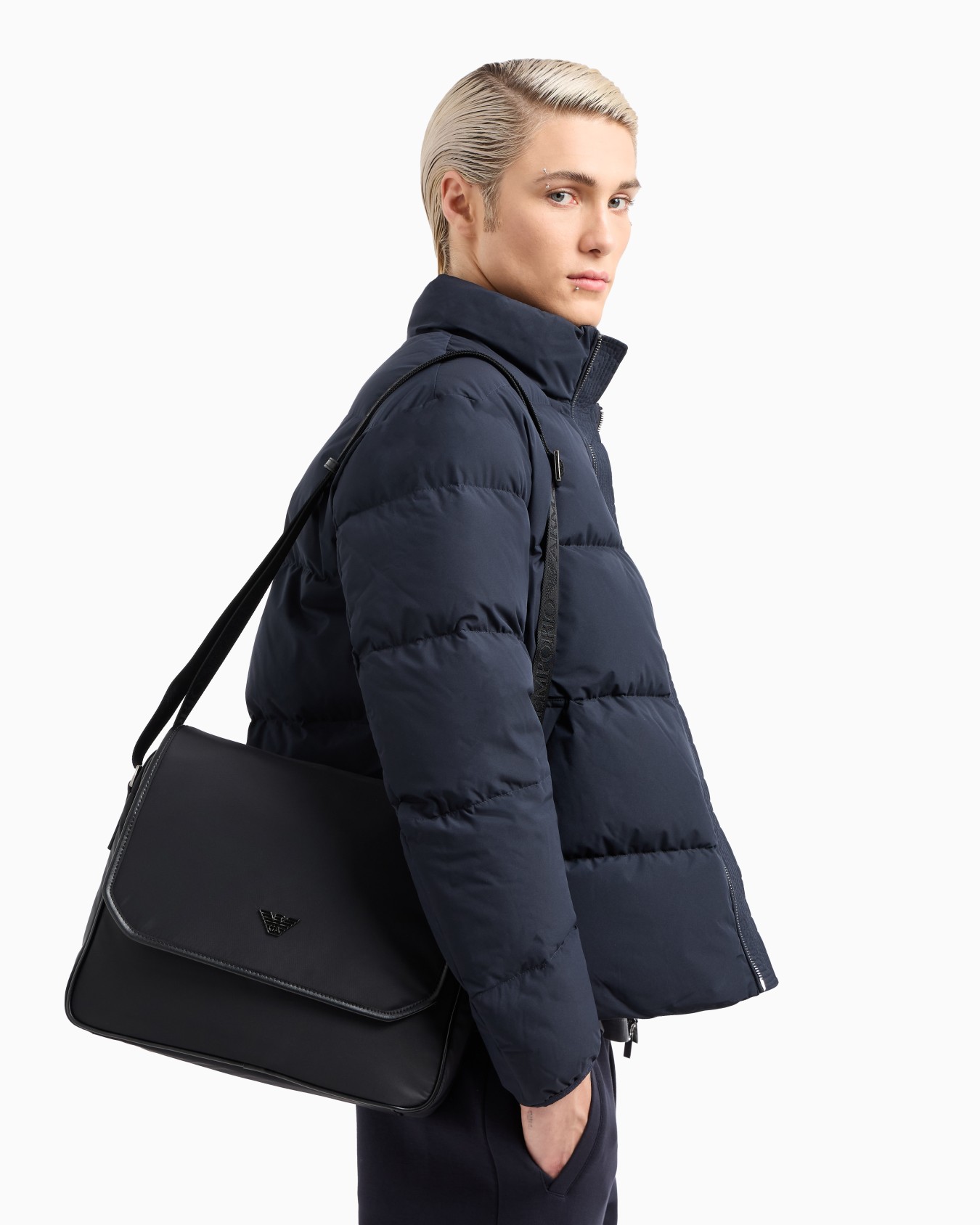 Borsa messenger in nylon riciclato Slide 6