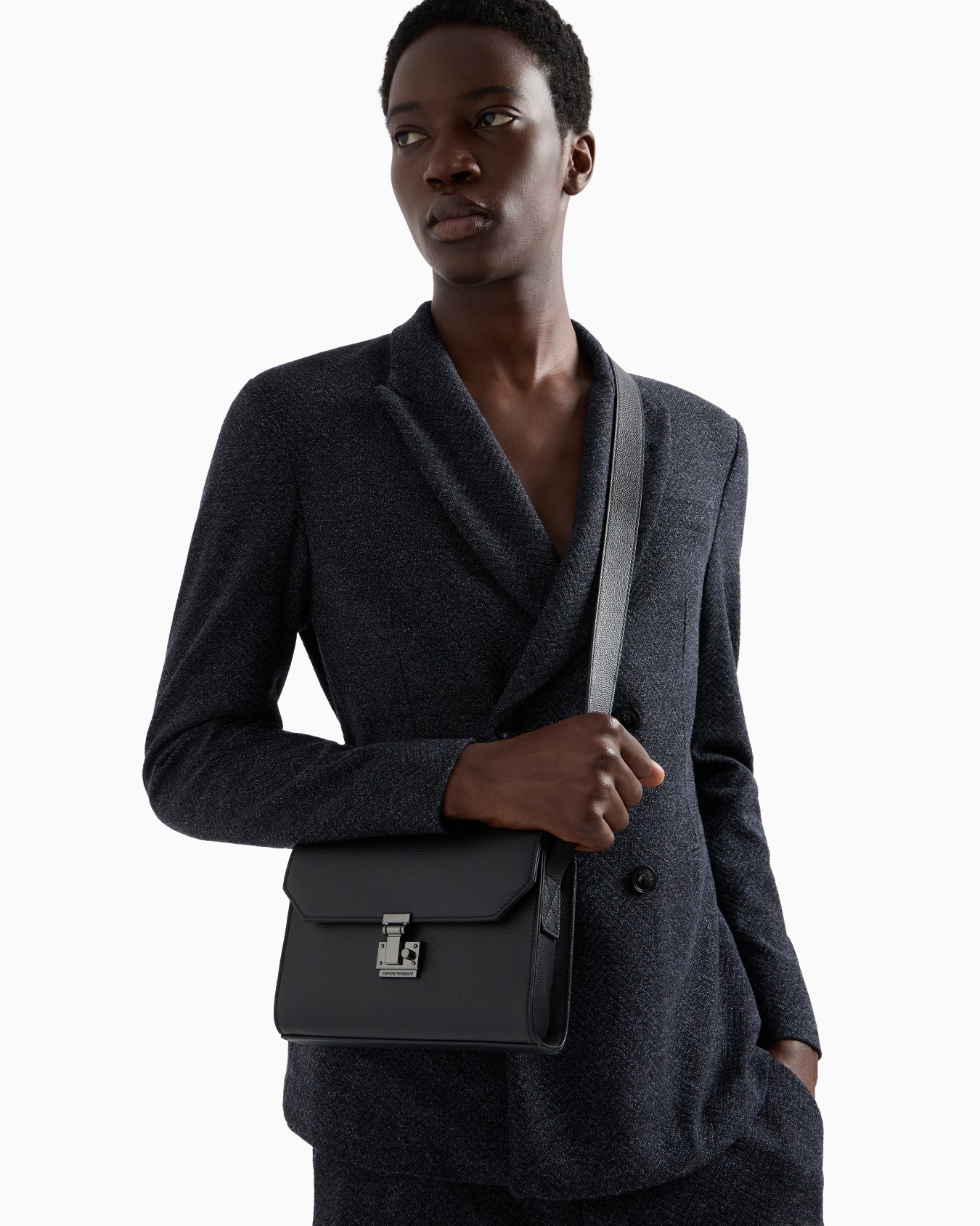 Sac à bandoulière en cuir martelé avec rabat Diapositive 5