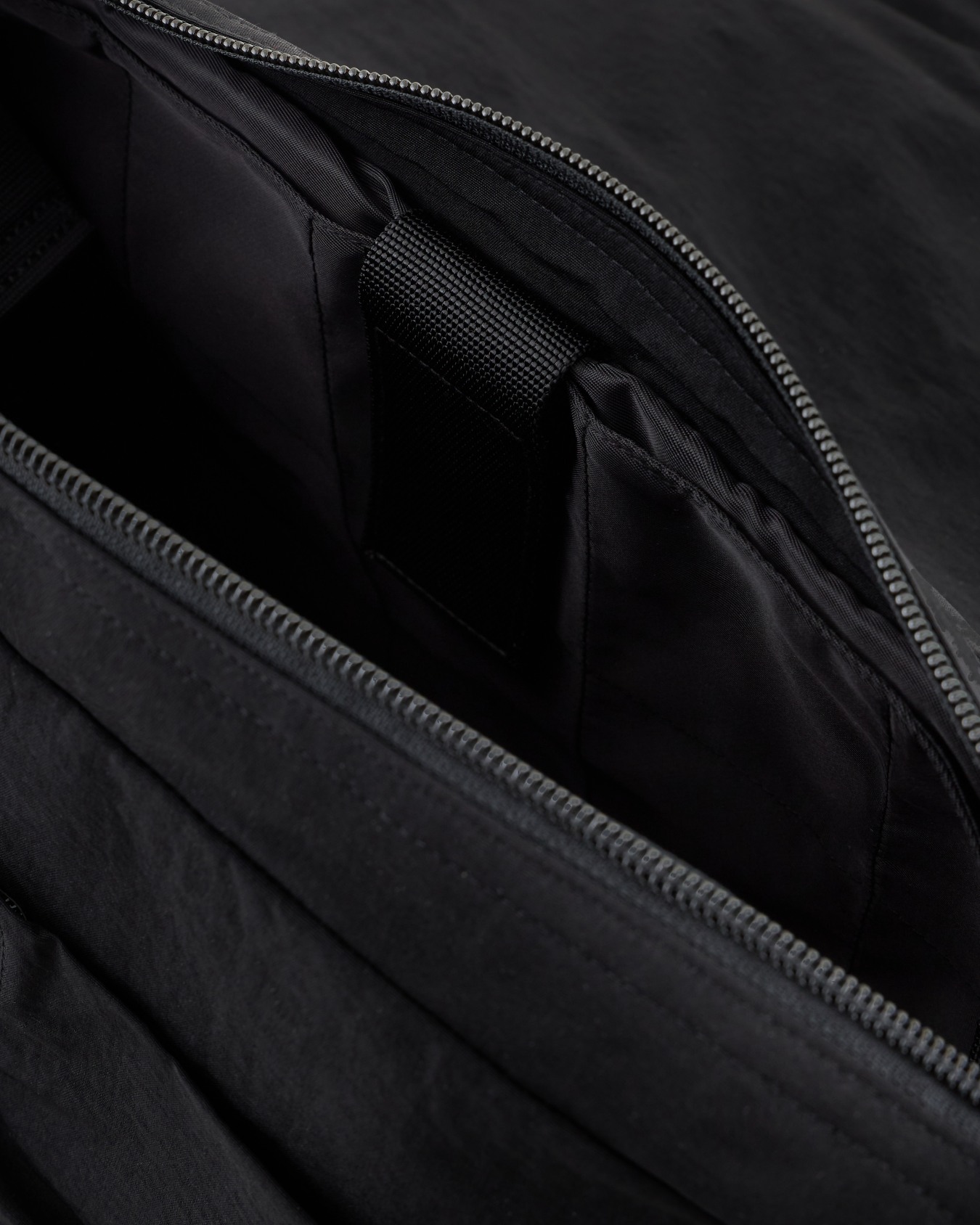 Kleine Messenger-Tasche aus der Black Blue ASV-Sonderkollektion, gefertigt aus Nylon Folie 3