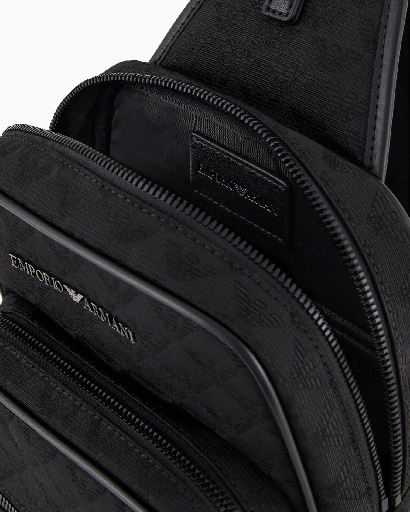 Zaino monospalla in nylon jacquard eagle all over Slide 3