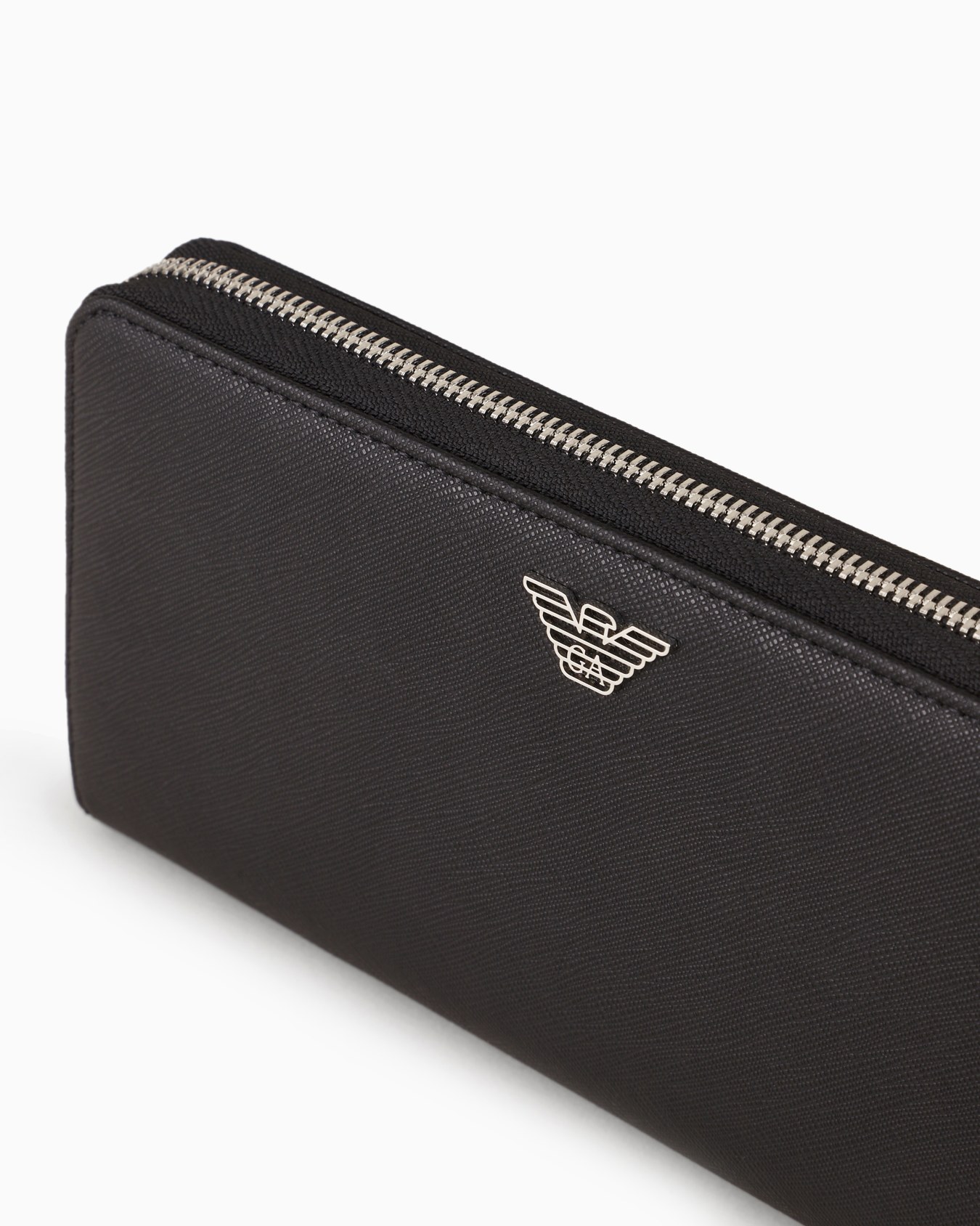 Cartera con cremallera perimetral de piel saffiano regenerada con placa de águila ASV Diapositiva 3