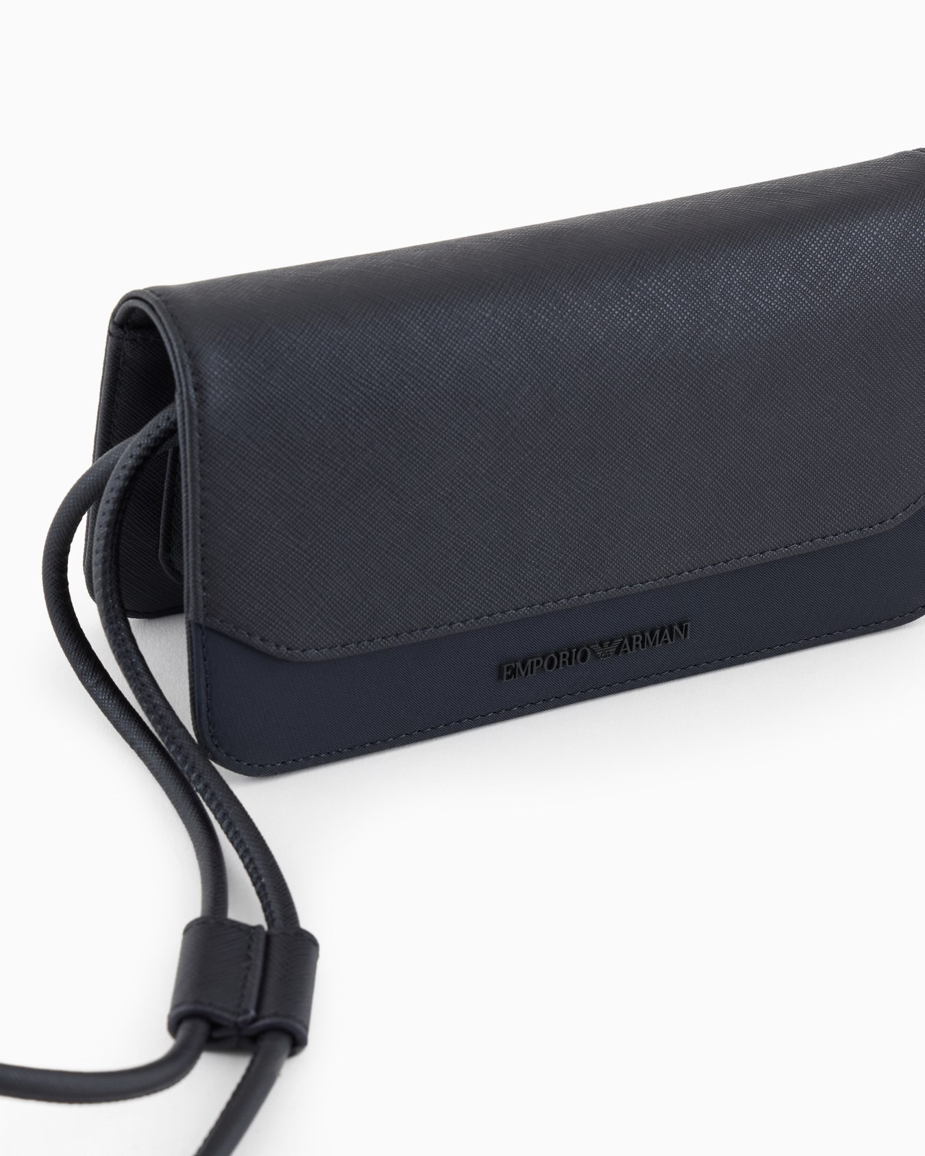 Bolso para dispositivos electrónicos con bandolera en piel saffiano regenerada y nailon reciclado ASV Diapositiva 4