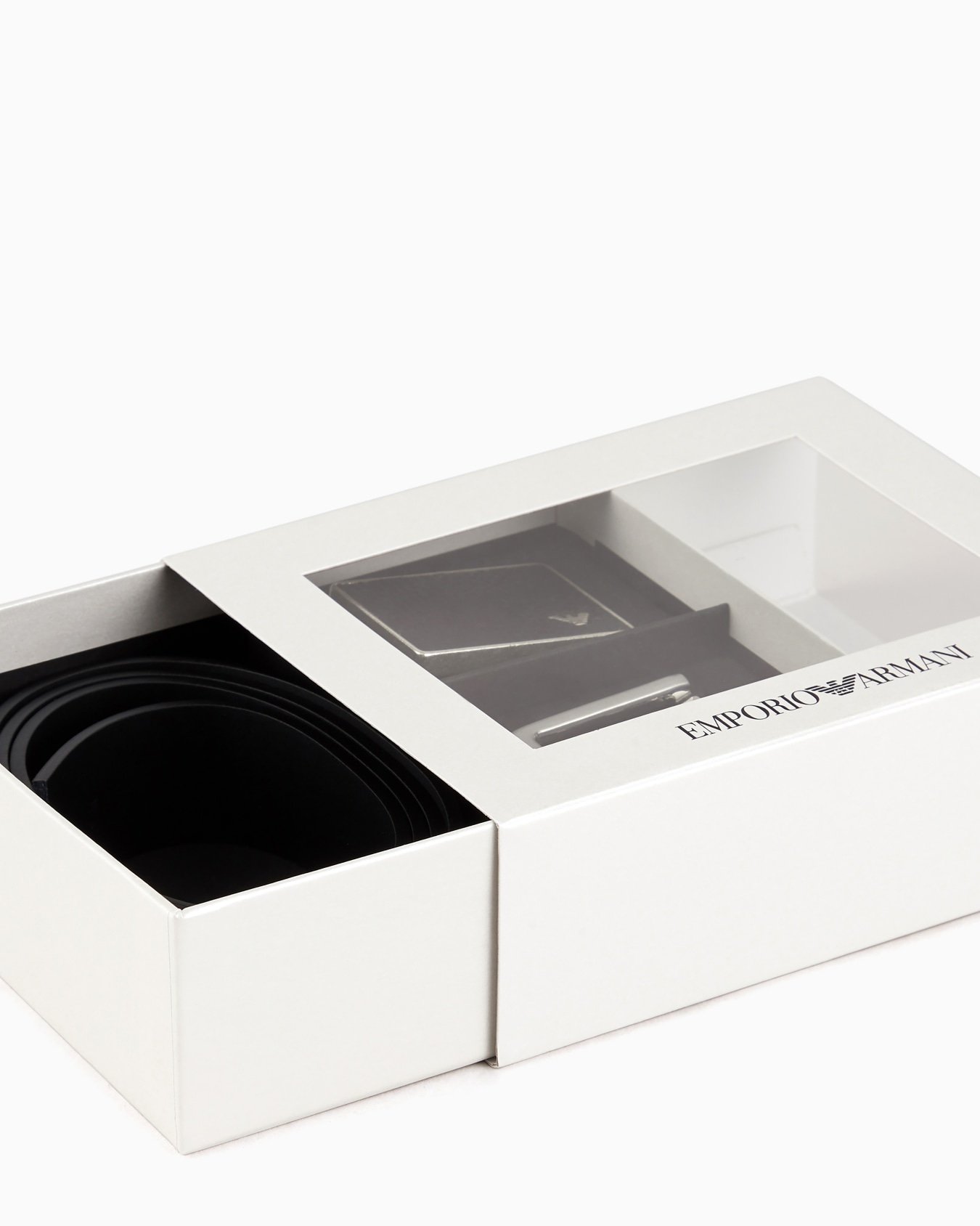 Gift box with reversible belt in full-grain leather and interchangeable buckle Slide 4