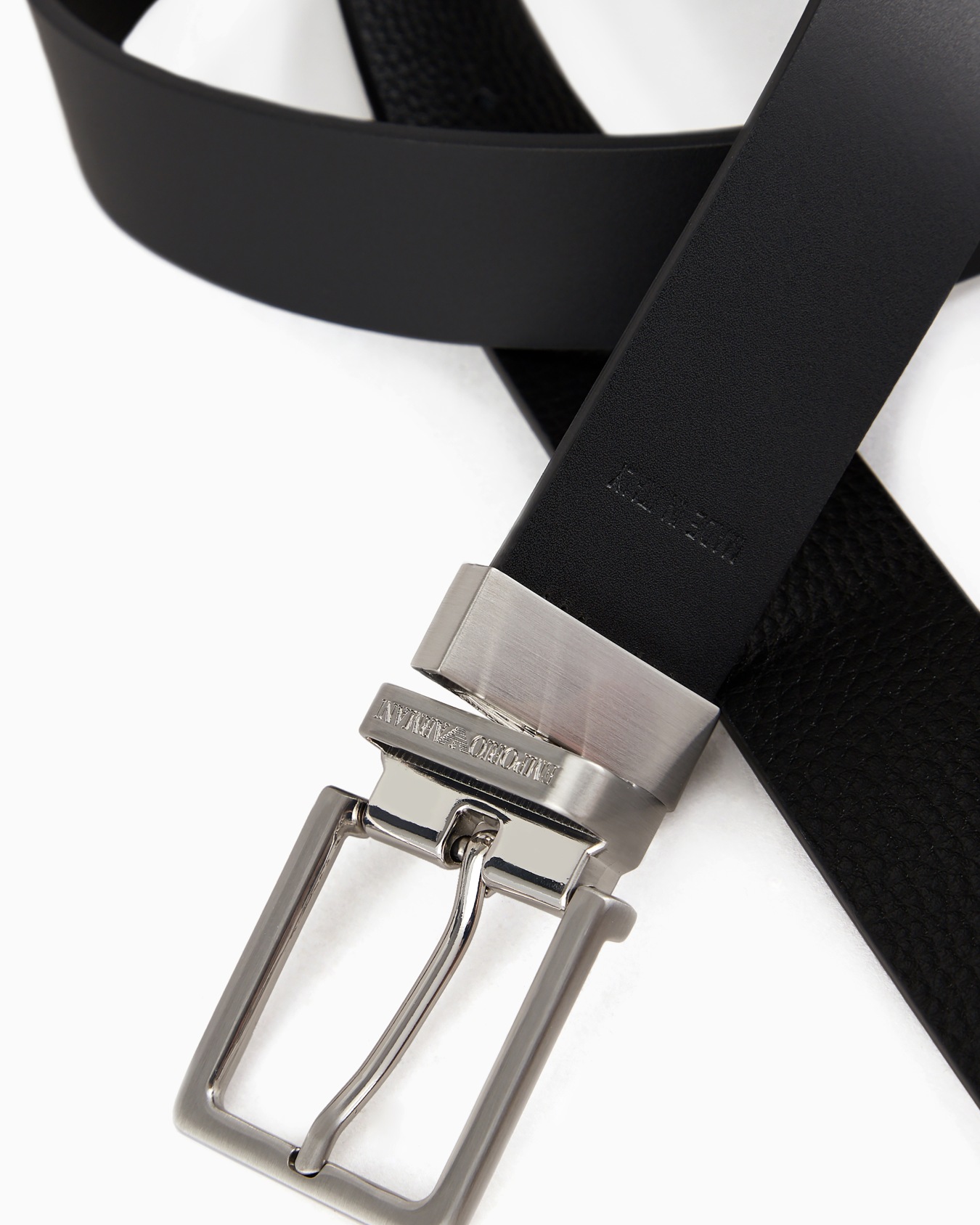 Gift box with reversible belt in full-grain leather and interchangeable buckle Slide 1