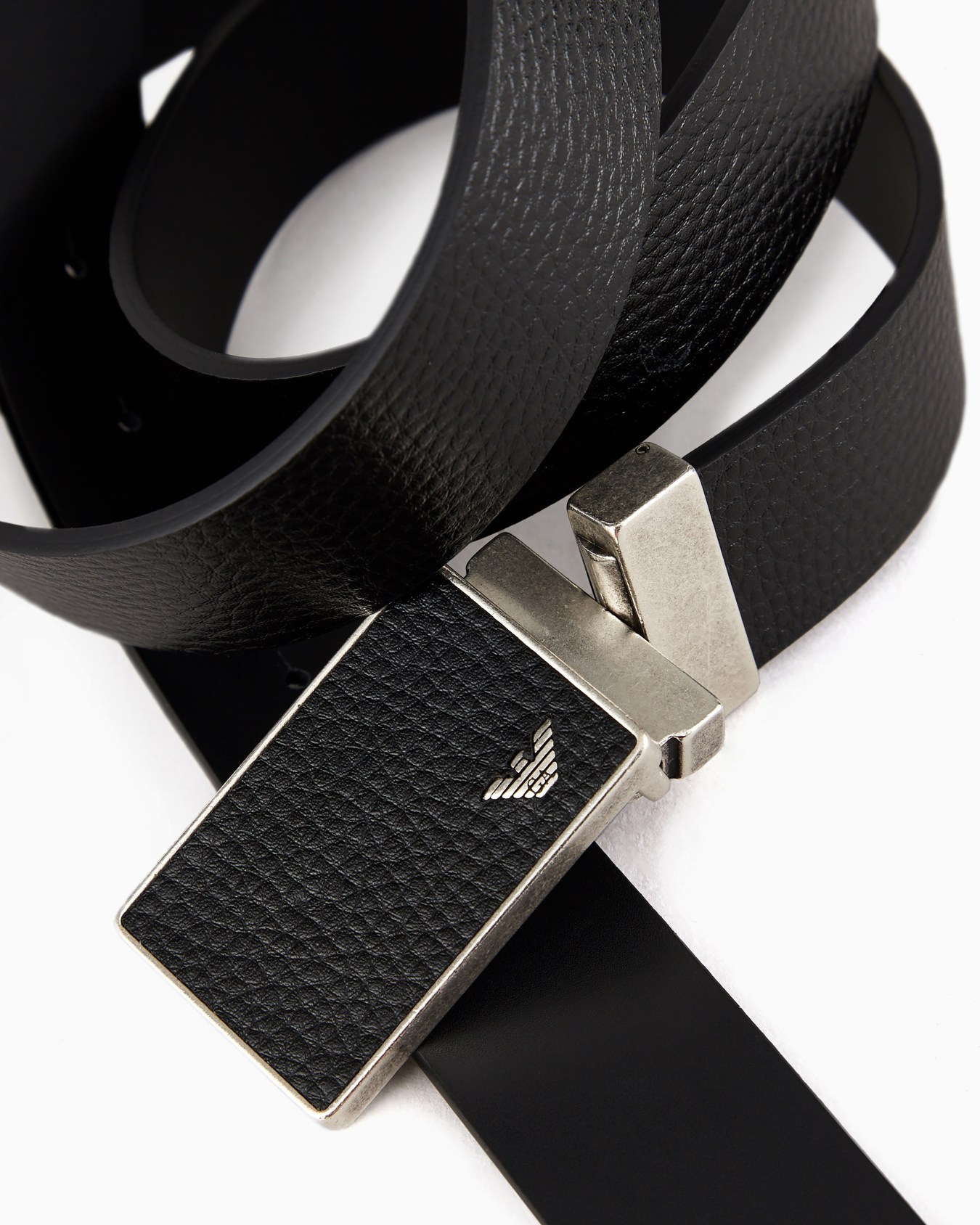 Gift box with reversible belt in full-grain leather and interchangeable buckle Slide 3