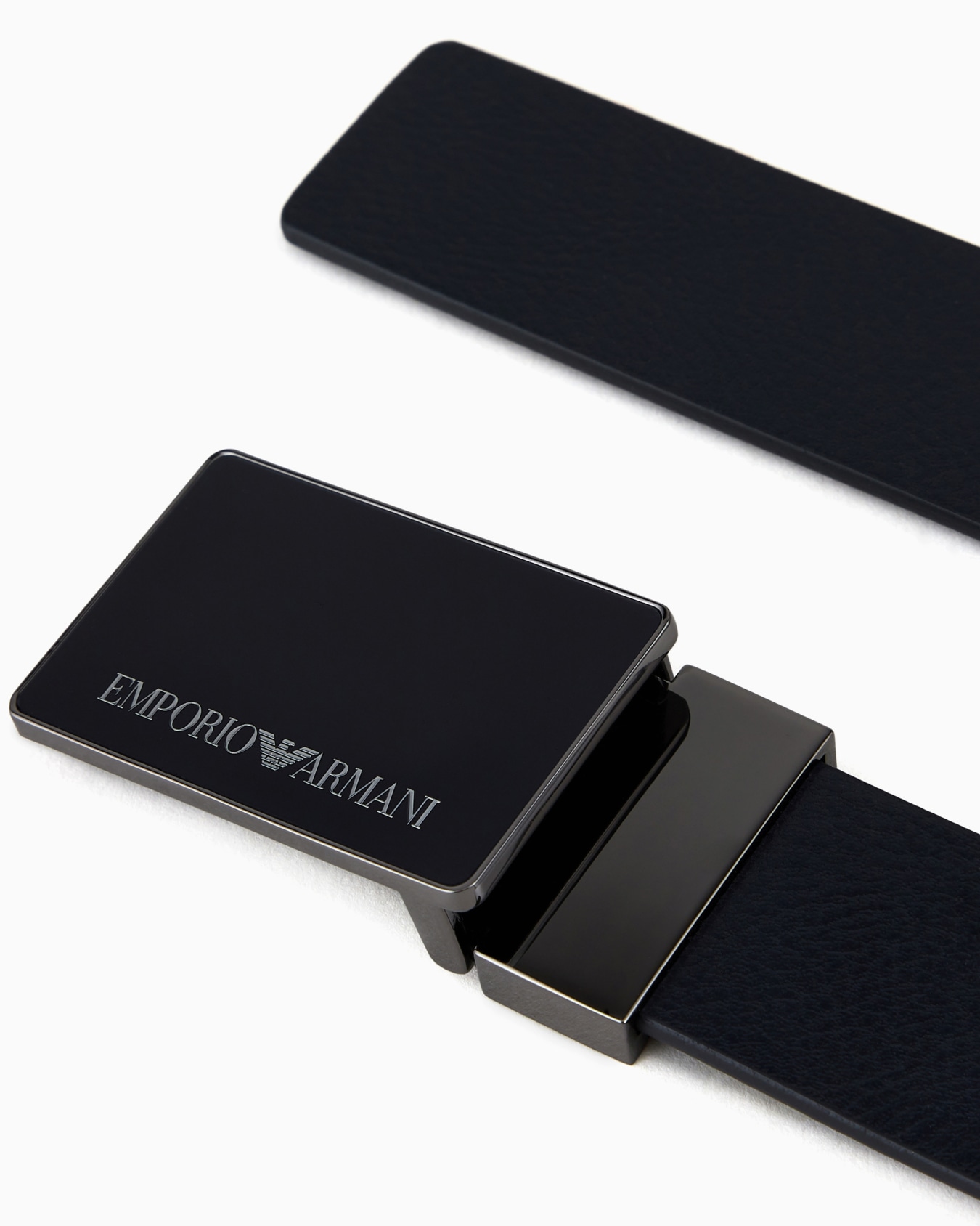 Pebbled leather belt with plate Slide 1