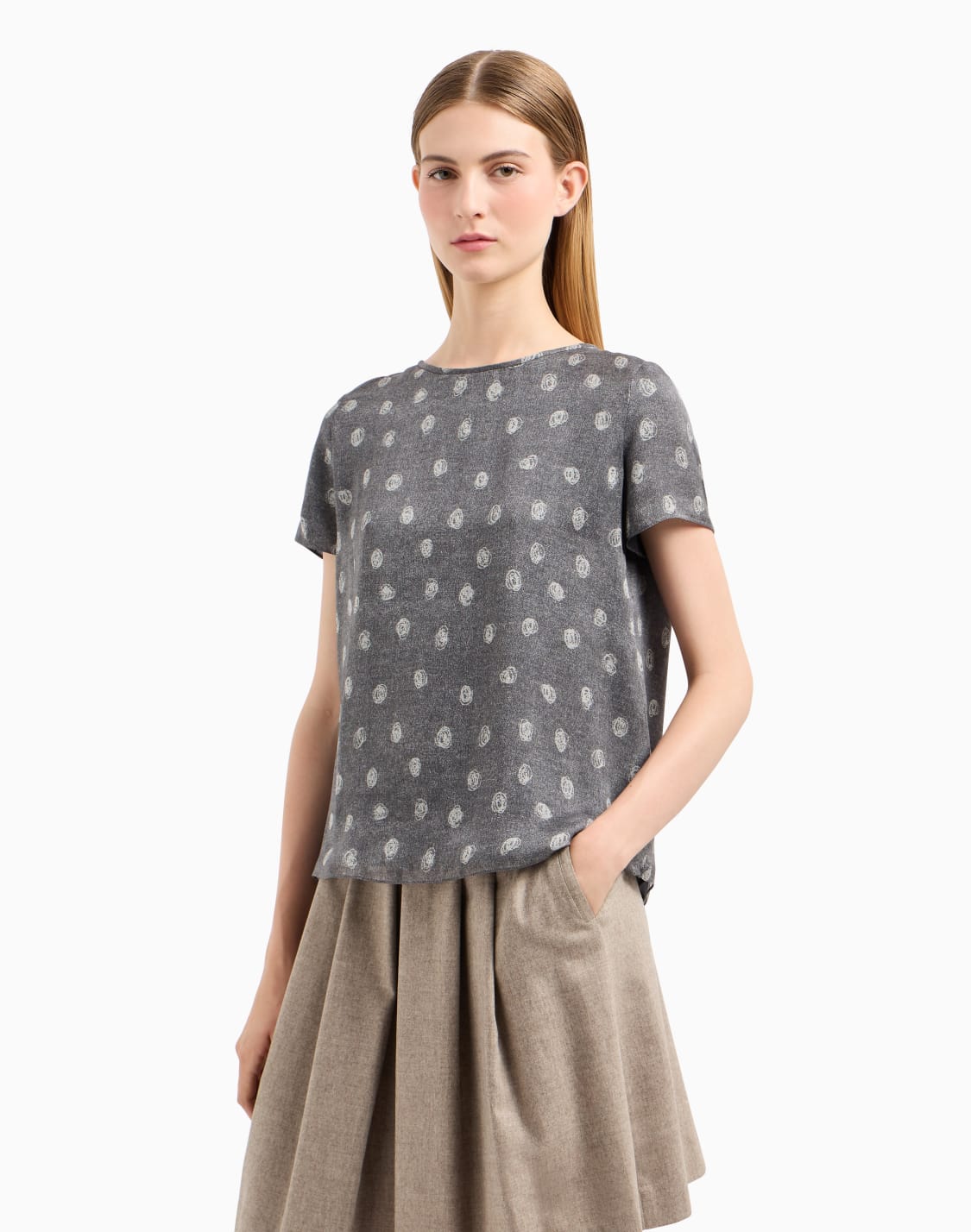 blusa-maniche-corte-in-chiffon-di-seta-con-stampa-pois-astratti-all-over-icon-grigio--emporio-armani