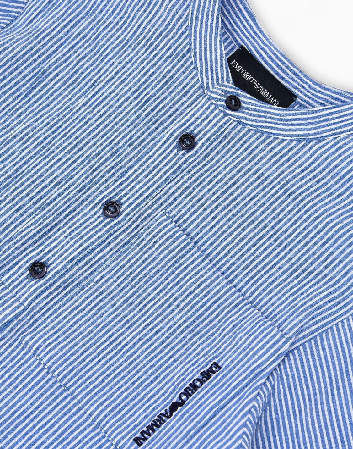 camisa-con-cuello-de-tira-y-logotipo-bordado-celeste--emporio-armani