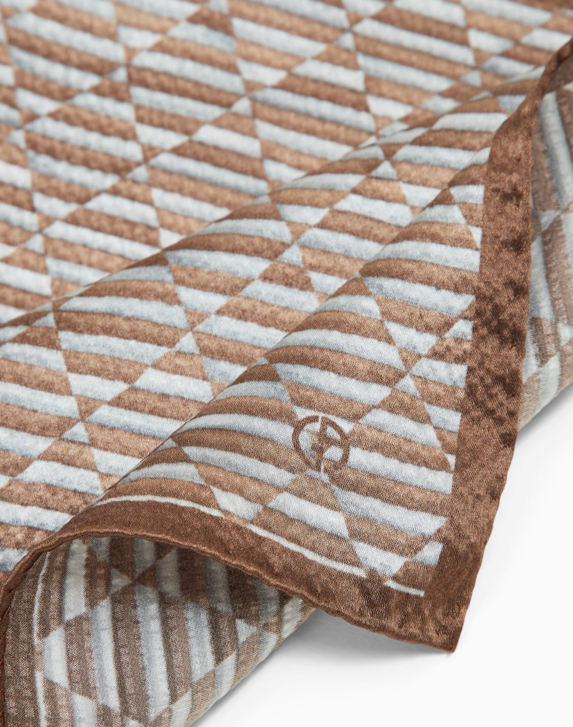 pauelo-de-bolsillo-en-seda-estampada-cmel--giorgio-armani