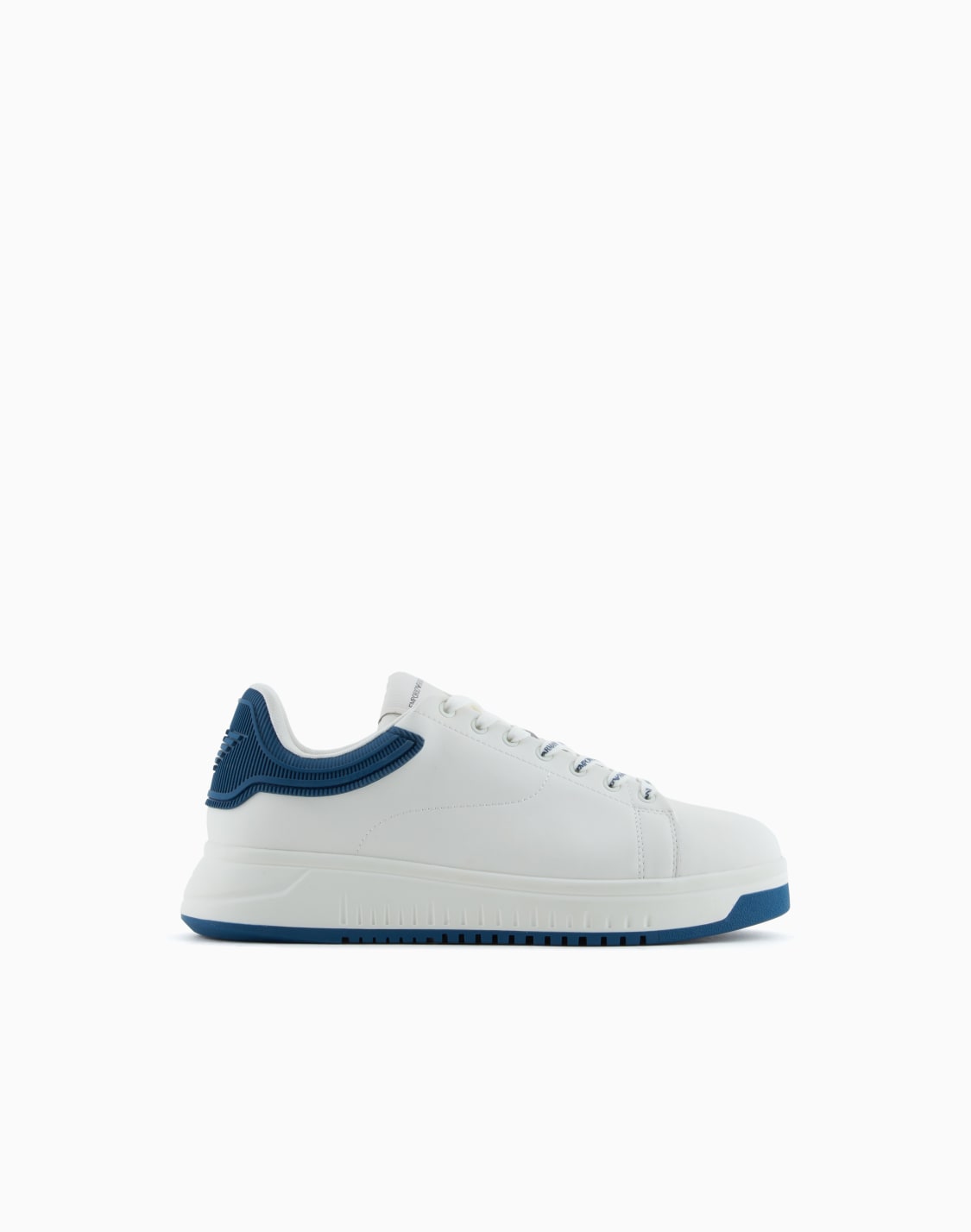 sneaker-aus-leder-mit-fersenteil-aus-gummi-und-profilierter-sohle-wei--emporio-armani