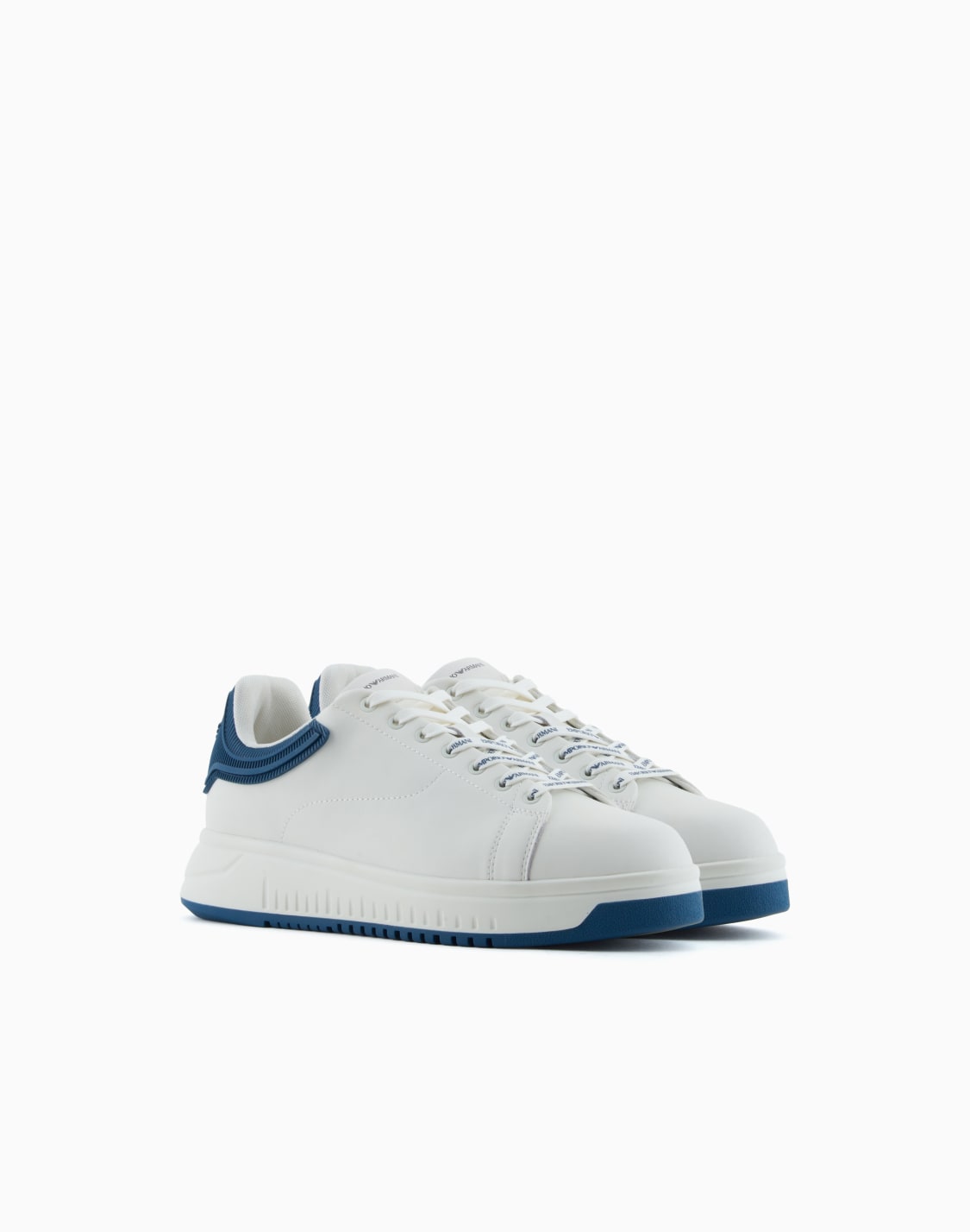 sneaker-aus-leder-mit-fersenteil-aus-gummi-und-profilierter-sohle-wei--emporio-armani