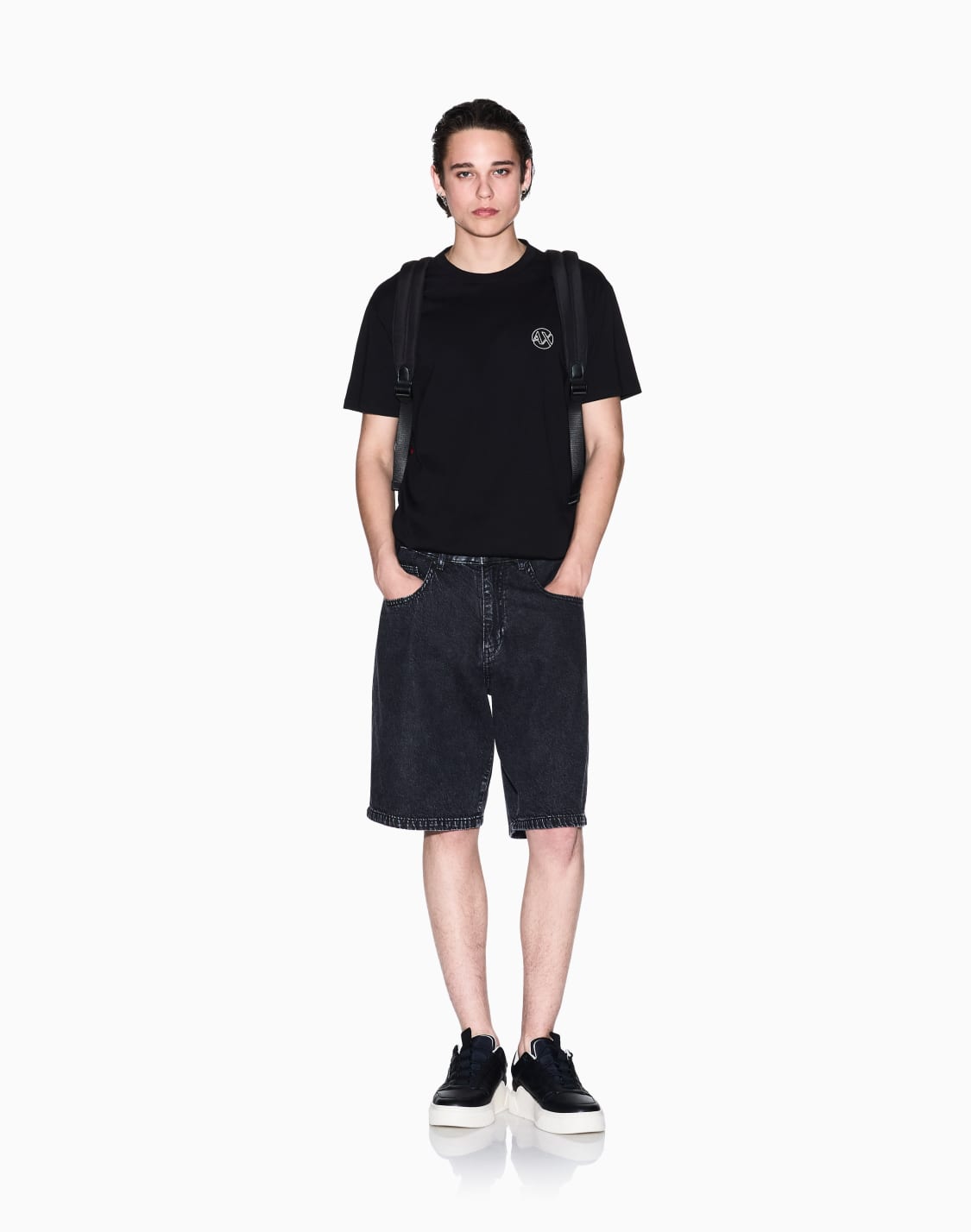 camiseta-de-corte-regular-con-logotipo-y-parche-en-el-pecho-negro--armani-exchange
