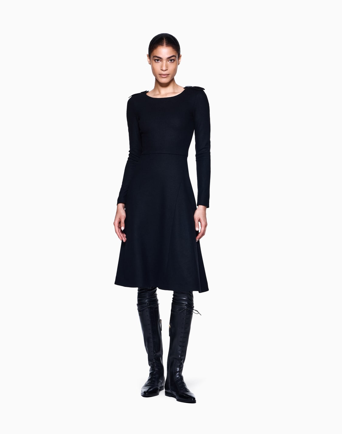 vestido-en-punto-de-lana-con-detalle-de-charreteras-negro--giorgio-armani