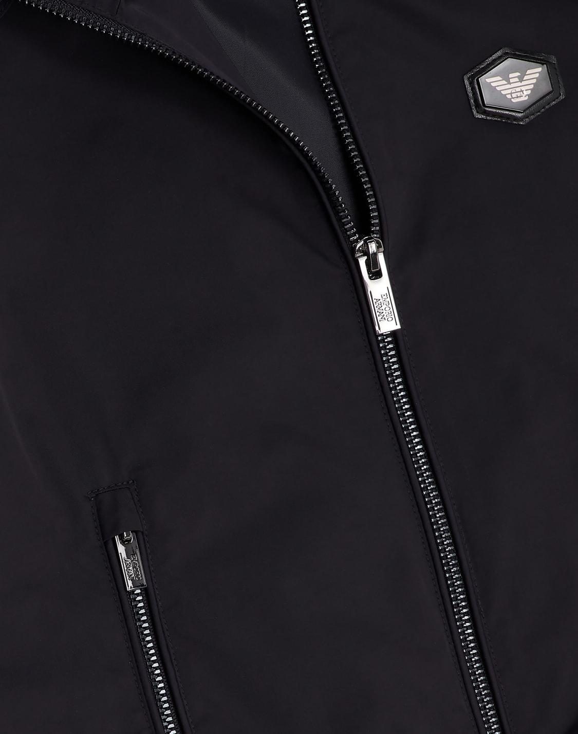 フド付きジャケット-撥水加工ナイロン-ロゴパッチ-ネイビブル--emporio-armani