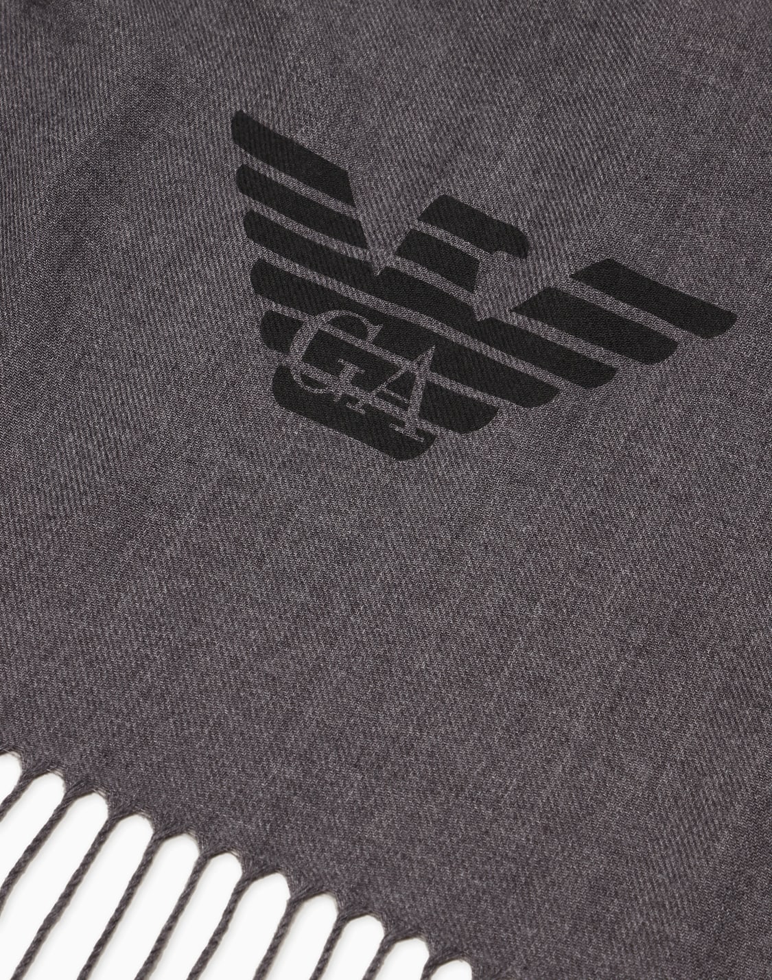 schal-mit-fransen-und-adler-print-grau--emporio-armani