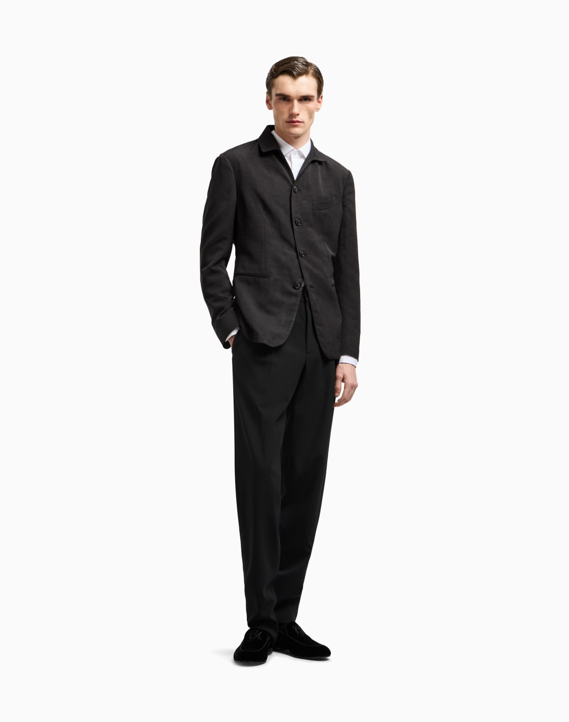 pantalones-con-una-pinza-en-crep-de-pura-lana-virgen-negro--giorgio-armani