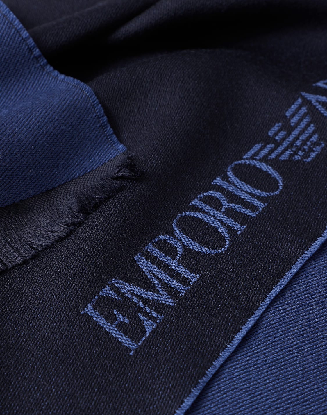 schal-aus-wolle-mit-logo-schriftzug-in-jacquard-marineblau--emporio-armani