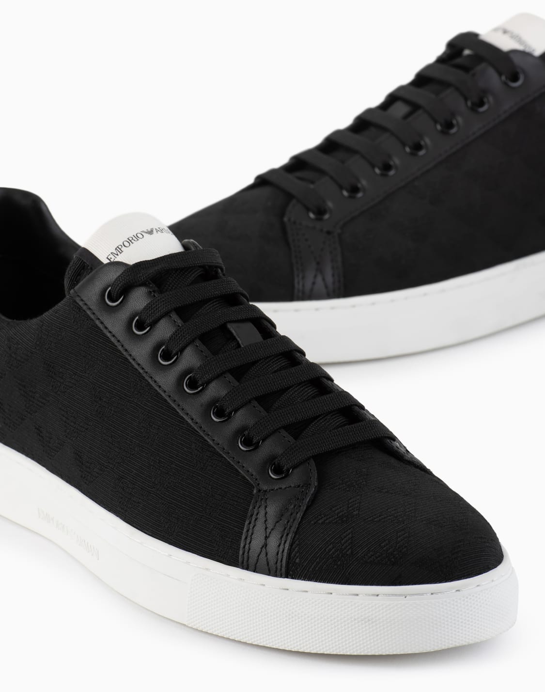 sneaker-aus-nylon-jacquard-mit-allover-adler-schwarz--emporio-armani