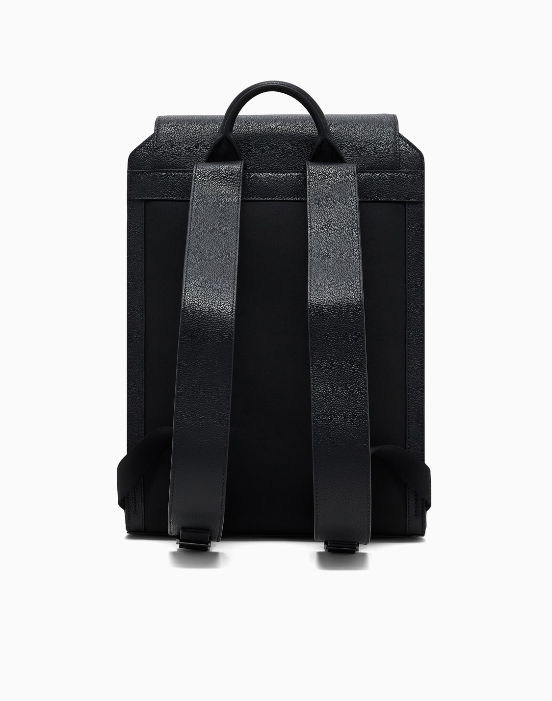rucksack-aus-getrommeltem-leder-mit-klappe-und-laptopfach-schwarz--emporio-armani