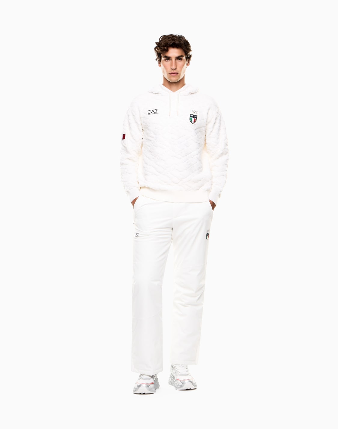 italia-team-milano-cortina-2026-felpa-con-cappuccio-e-stampa-italia-team-embossed-all-over-bianco--ea7