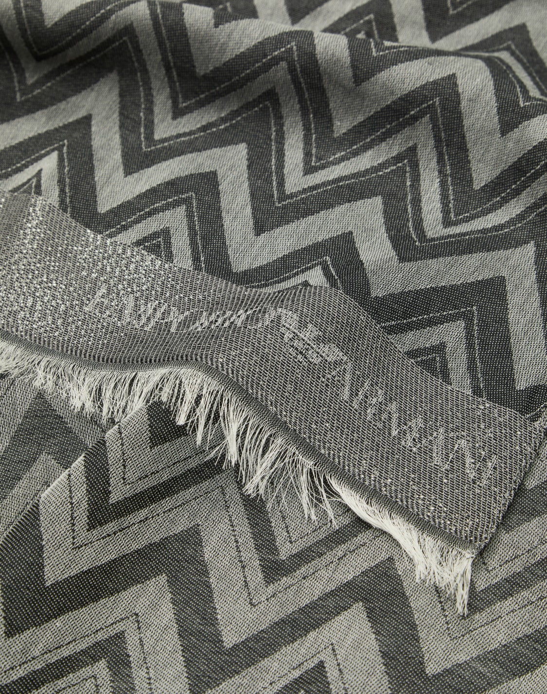 charpe-en-tissu-jacquard-chevron-noir--emporio-armani