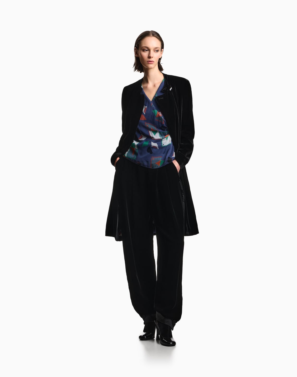 コト-リキッドベルベット-オフセンタフロント-ブラック--emporio-armani