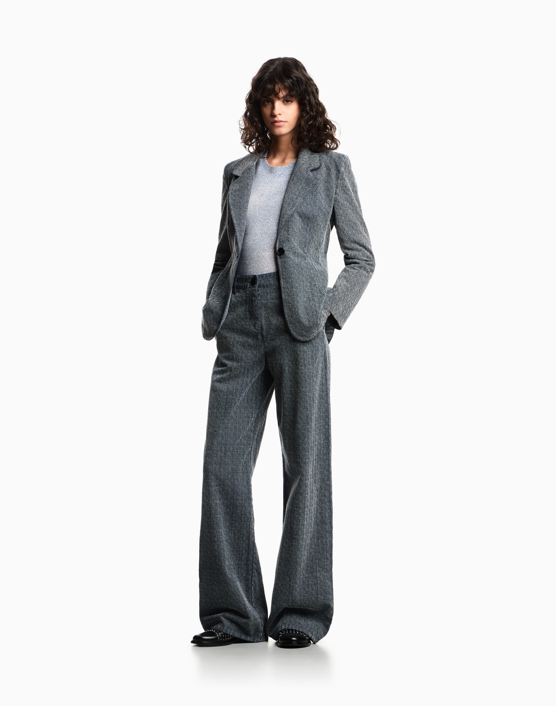 pantalon-en-denim-floqu-avec-motif-chevron-all-over-gris--emporio-armani