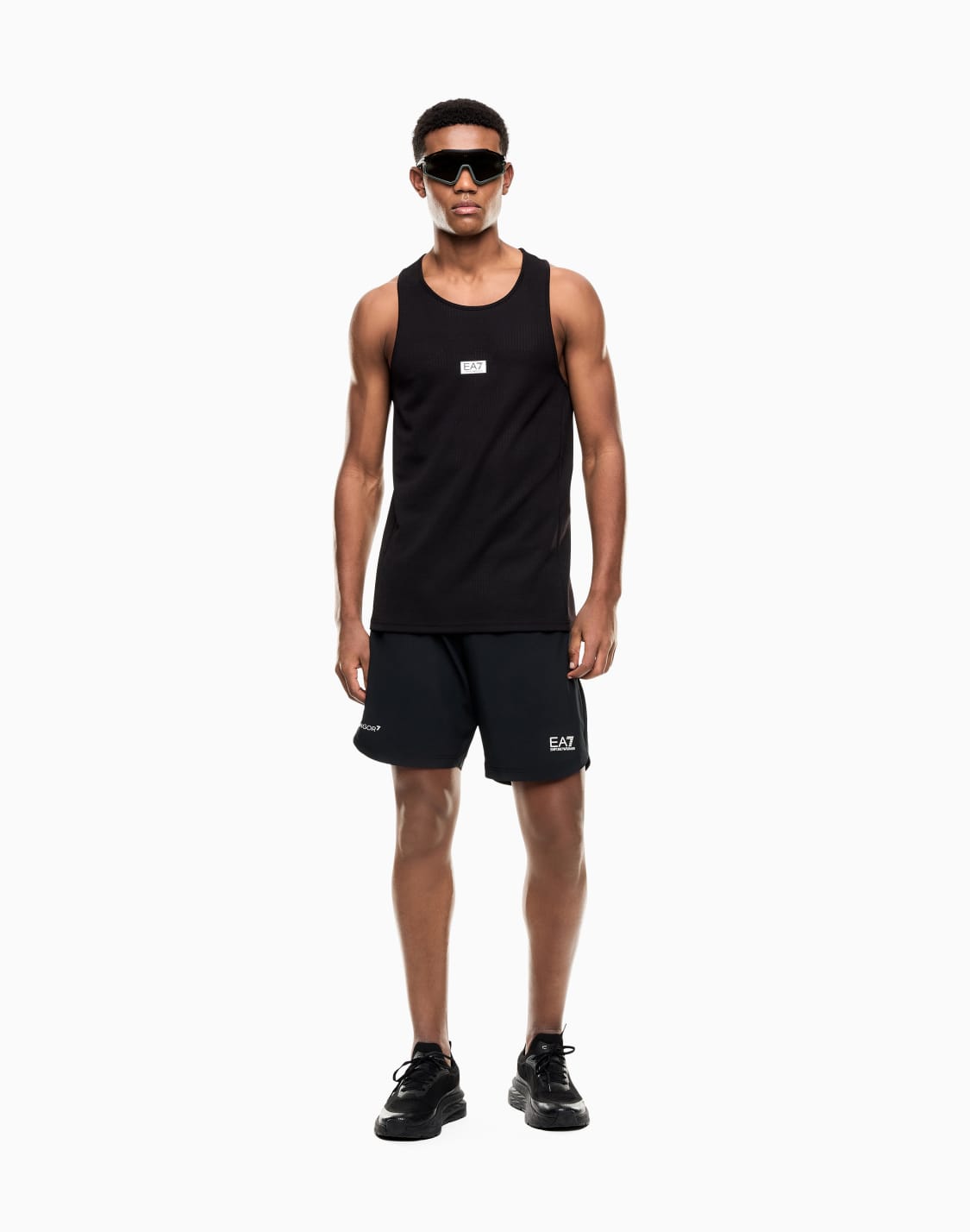 shorts-dynamic-athlete-in-tessuto-tecnico-vigor7-nero--ea7