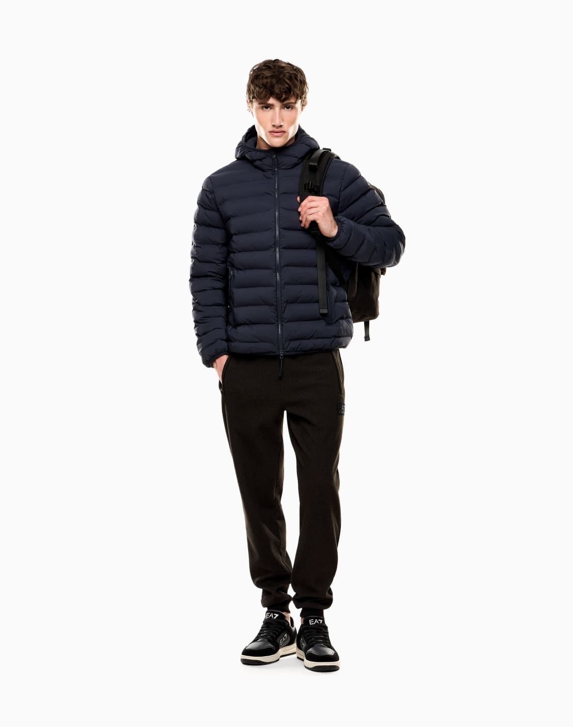 chaqueta-acolchada-en-tejido-tcnico-con-capucha-azul-marino--ea7
