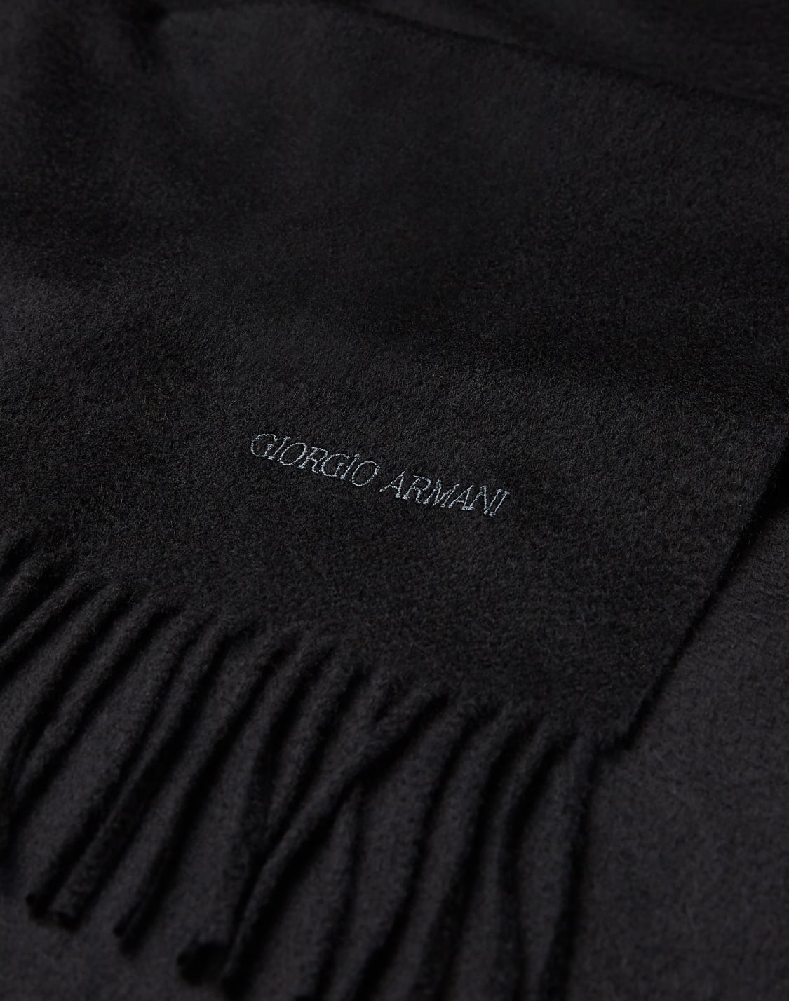 estola-de-cachemir-con-flecos-negro--giorgio-armani