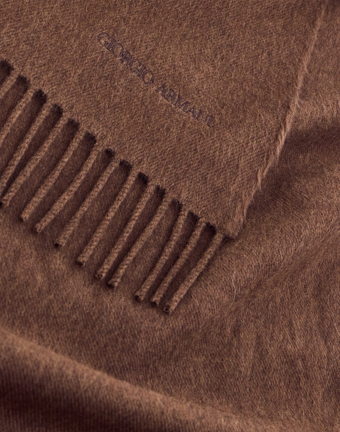tole-en-laine-douce-avec-franges-aux-extrmits-marron--giorgio-armani