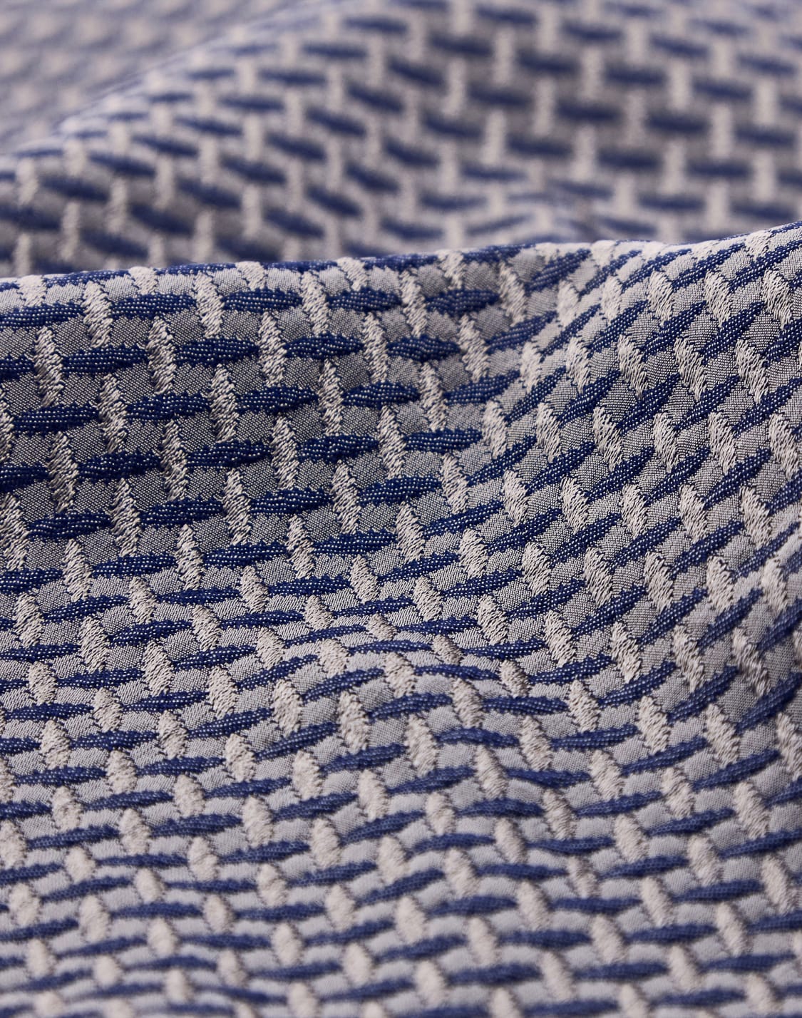 silk-pocket-square-with-herringbone-pattern-blue--giorgio-armani