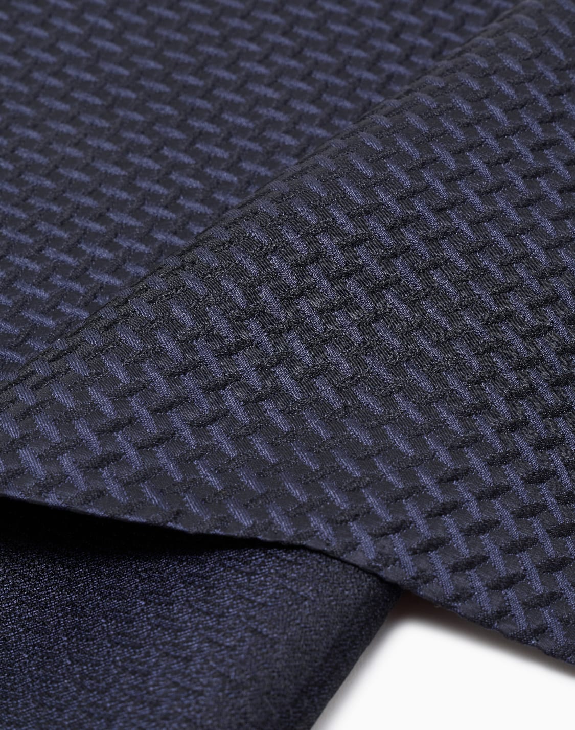 silk-pocket-square-with-herringbone-pattern-navy-blue--giorgio-armani