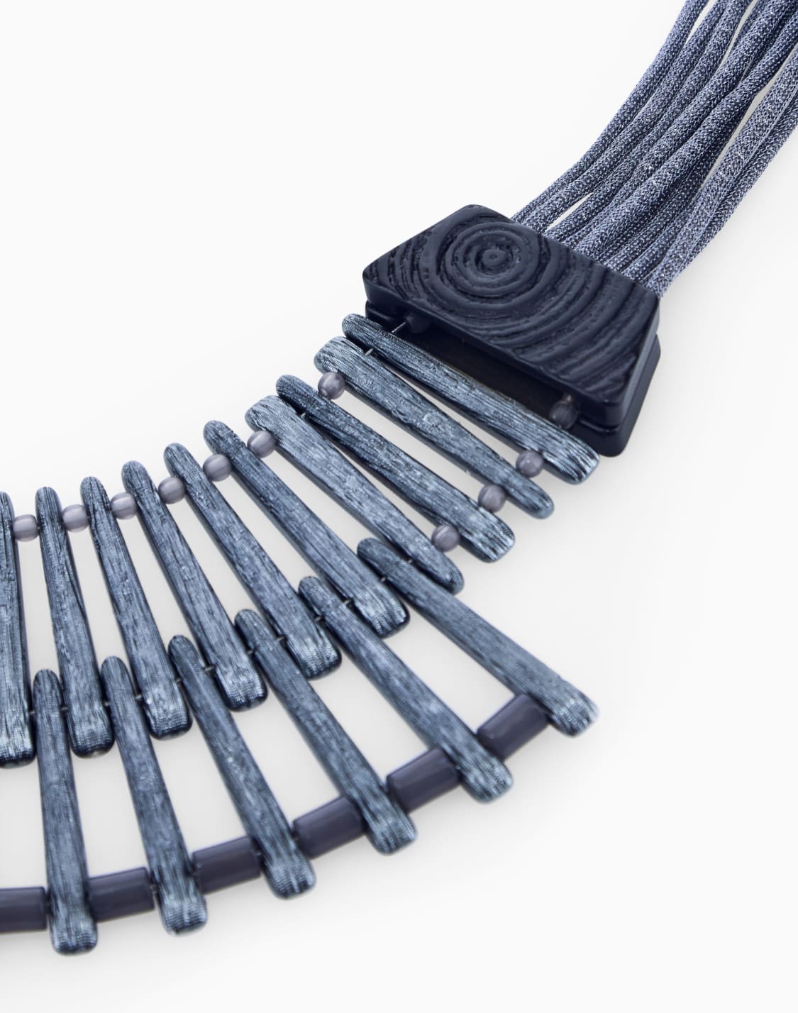 collier-plastron-cordons-multiples-et-motif-en-ventail-gris--giorgio-armani