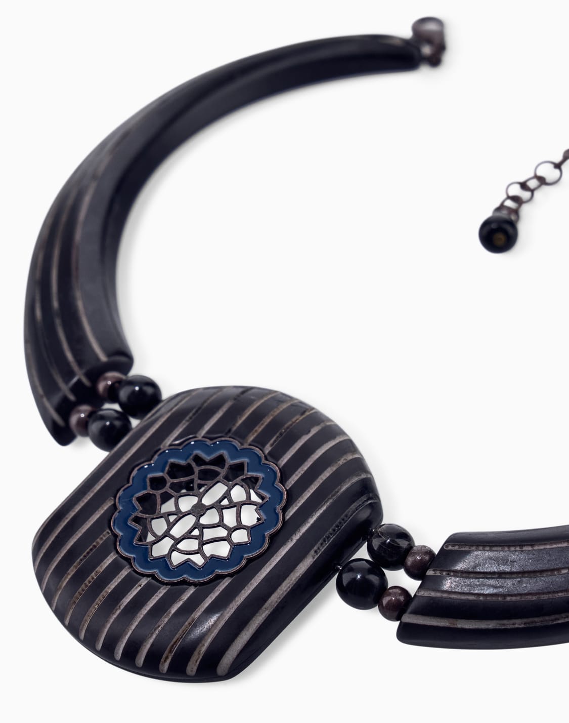 collar-de-resina-y-latn-con-colgante-troquelado-y-cuentas-azul--giorgio-armani