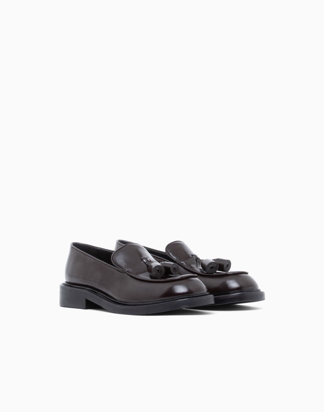 loafer-aus-glnzendem-leder-mit-quasten-und-robuster-sohle-braun--emporio-armani