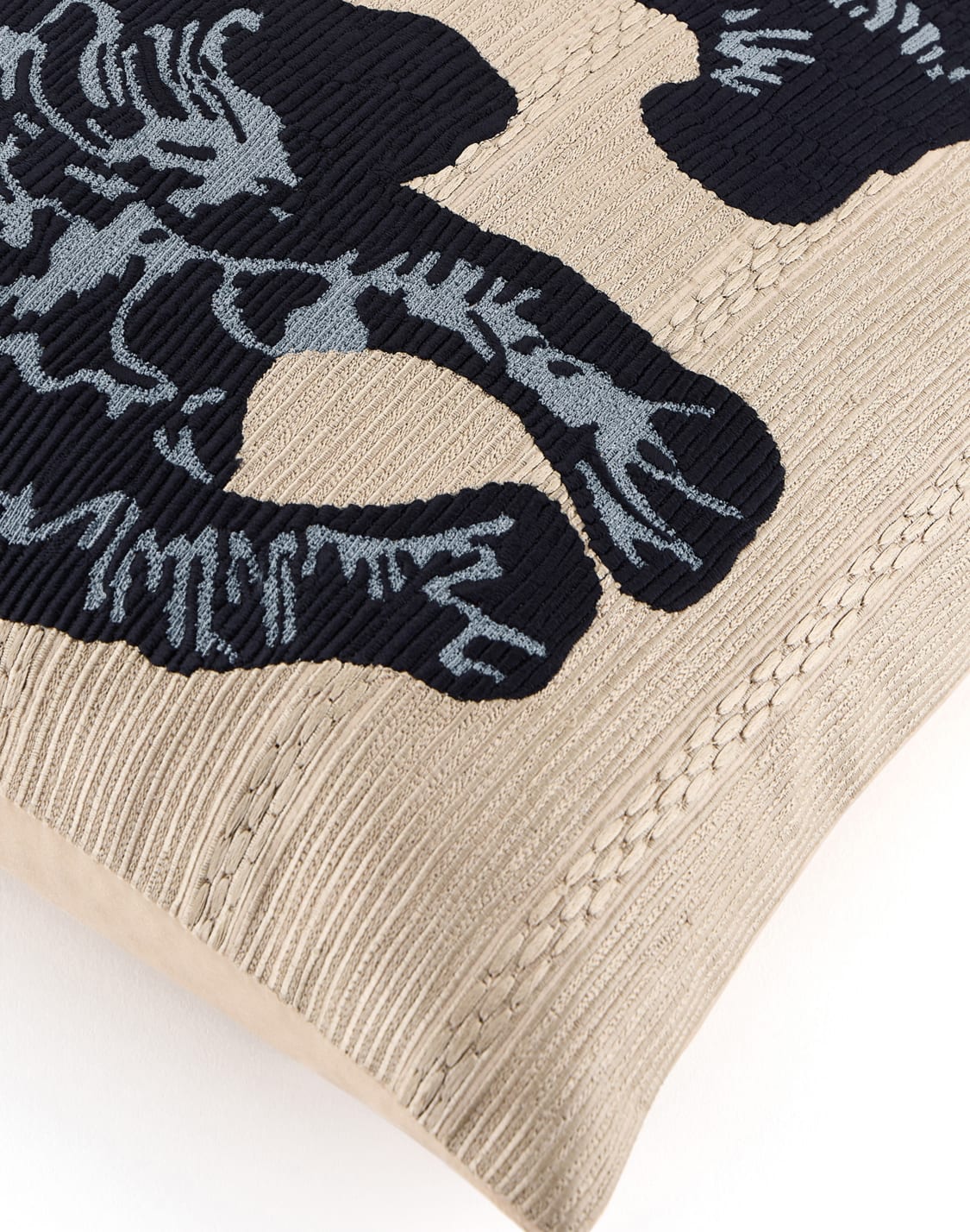 verve-cushion-panther-design-multicolored--armani-casa