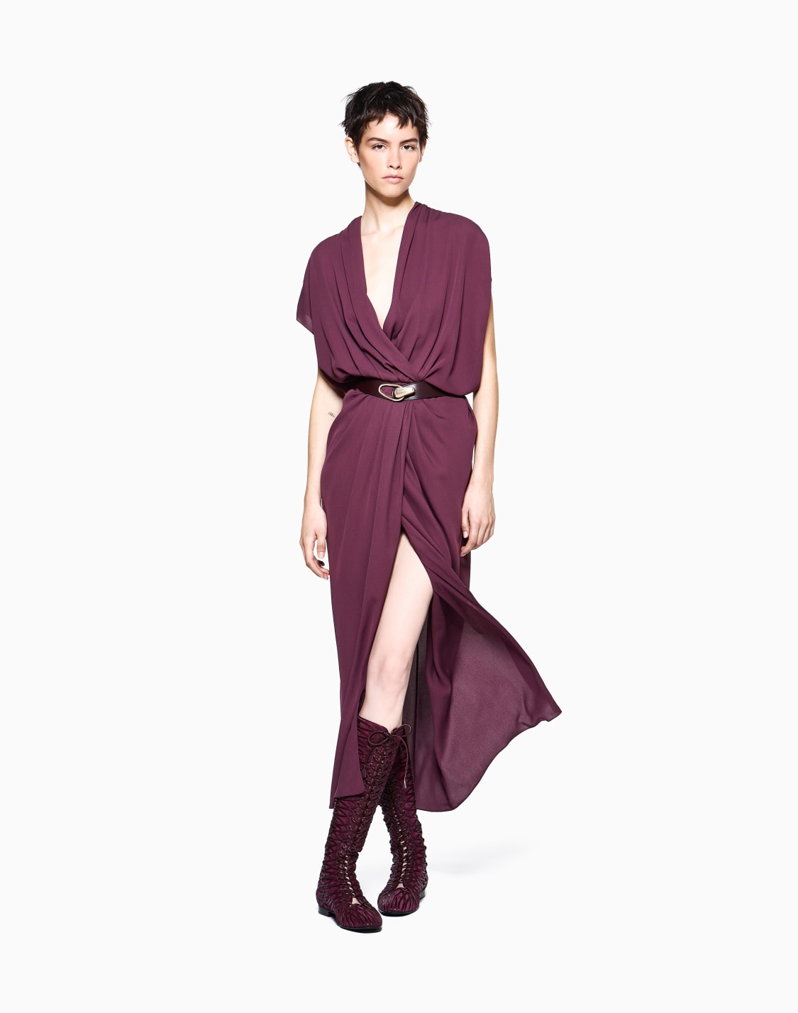 kleid-aus-seiden-georgette-mit-v-ausschnitt-und-drapierung-burgunderrot--giorgio-armani