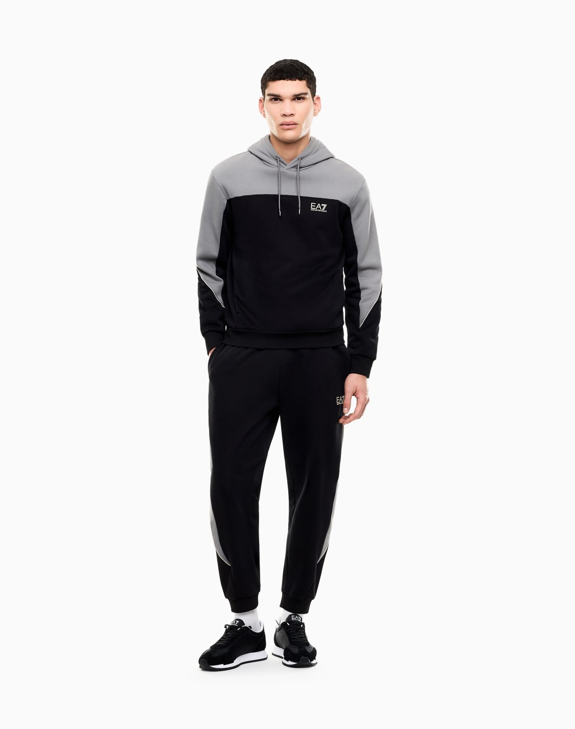 pantaln-jogger-en-jersey-con-paneles-en-contraste-negro--ea7