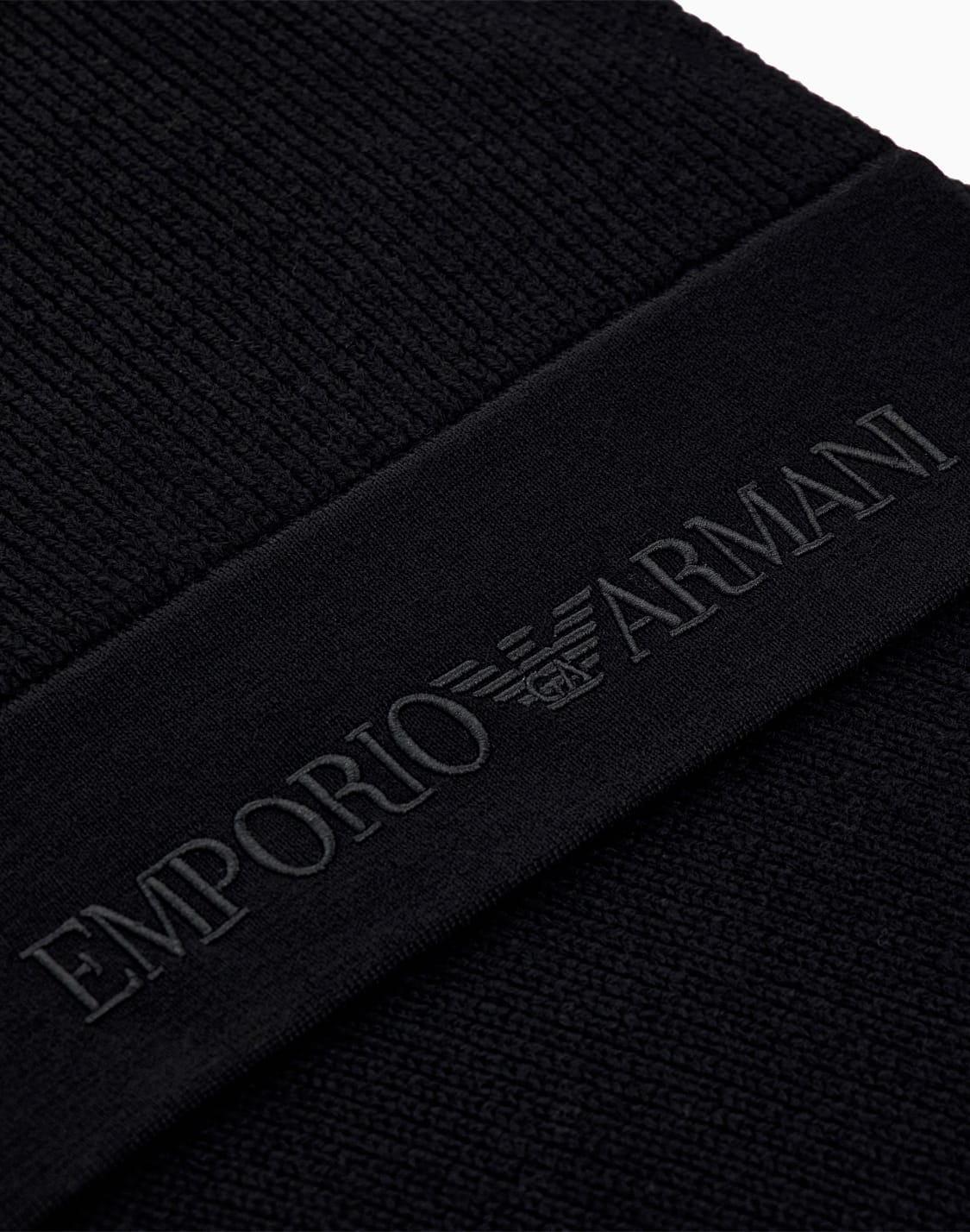 bufanda-acanalada-de-lana-virgen-con-logotipo-en-relieve-negro--emporio-armani
