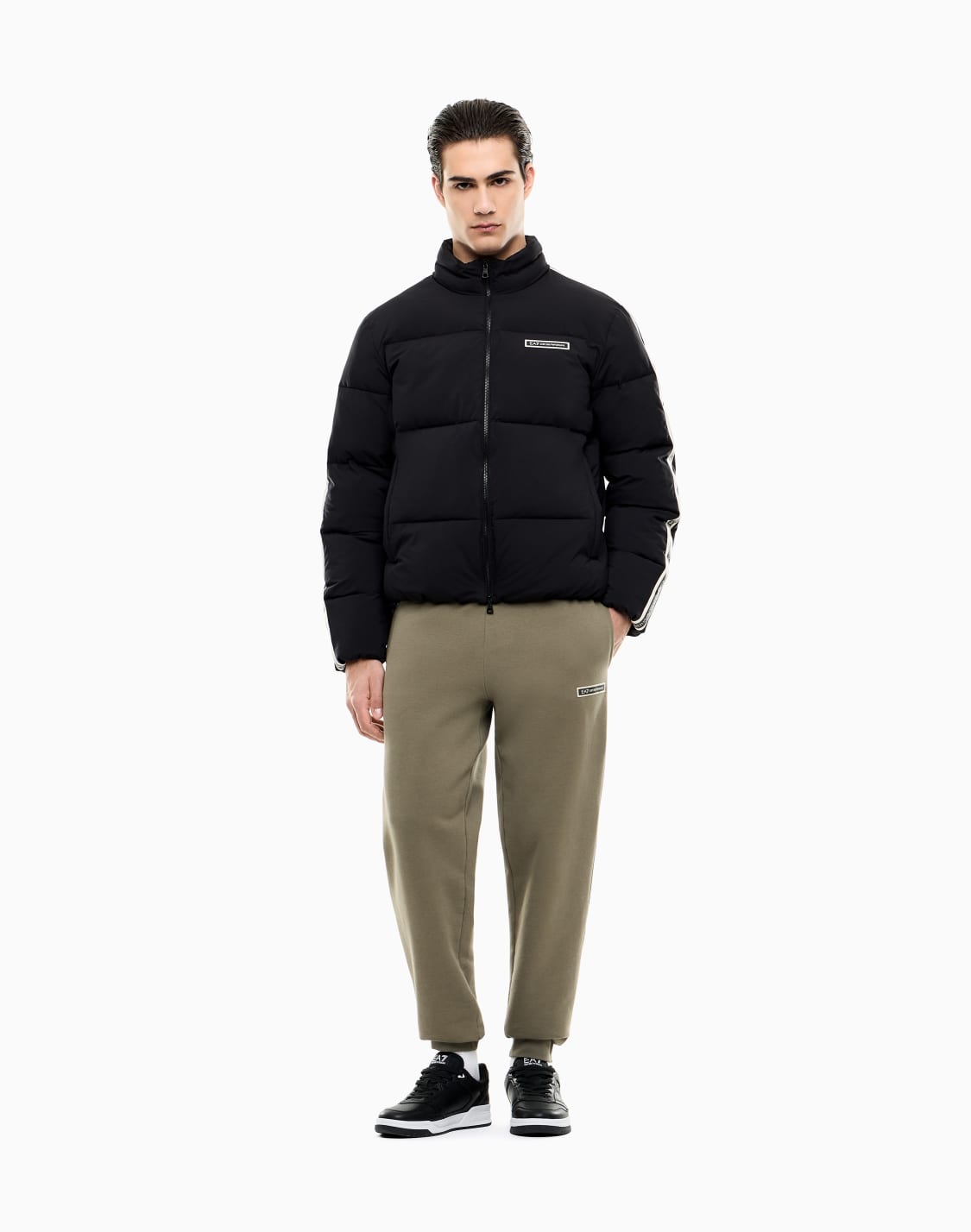 chaqueta-acolchada-logo-series-en-tejido-tcnico-negro--ea7