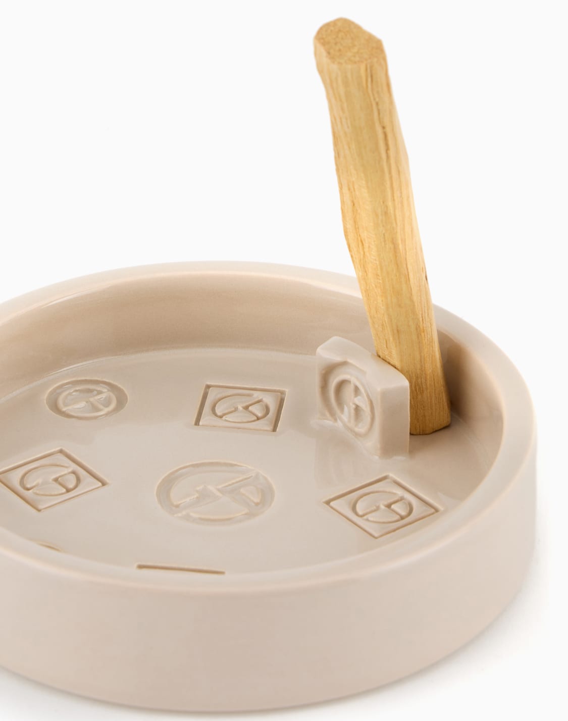 tara-palo-santo-burning-dish-beige--armani-casa