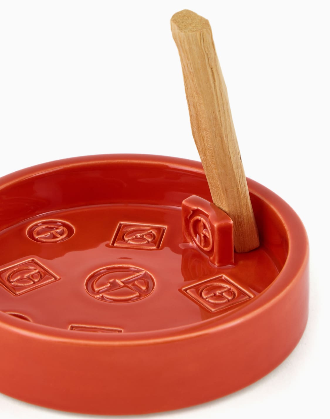 tara-palo-santo-burning-dish-red--armani-casa
